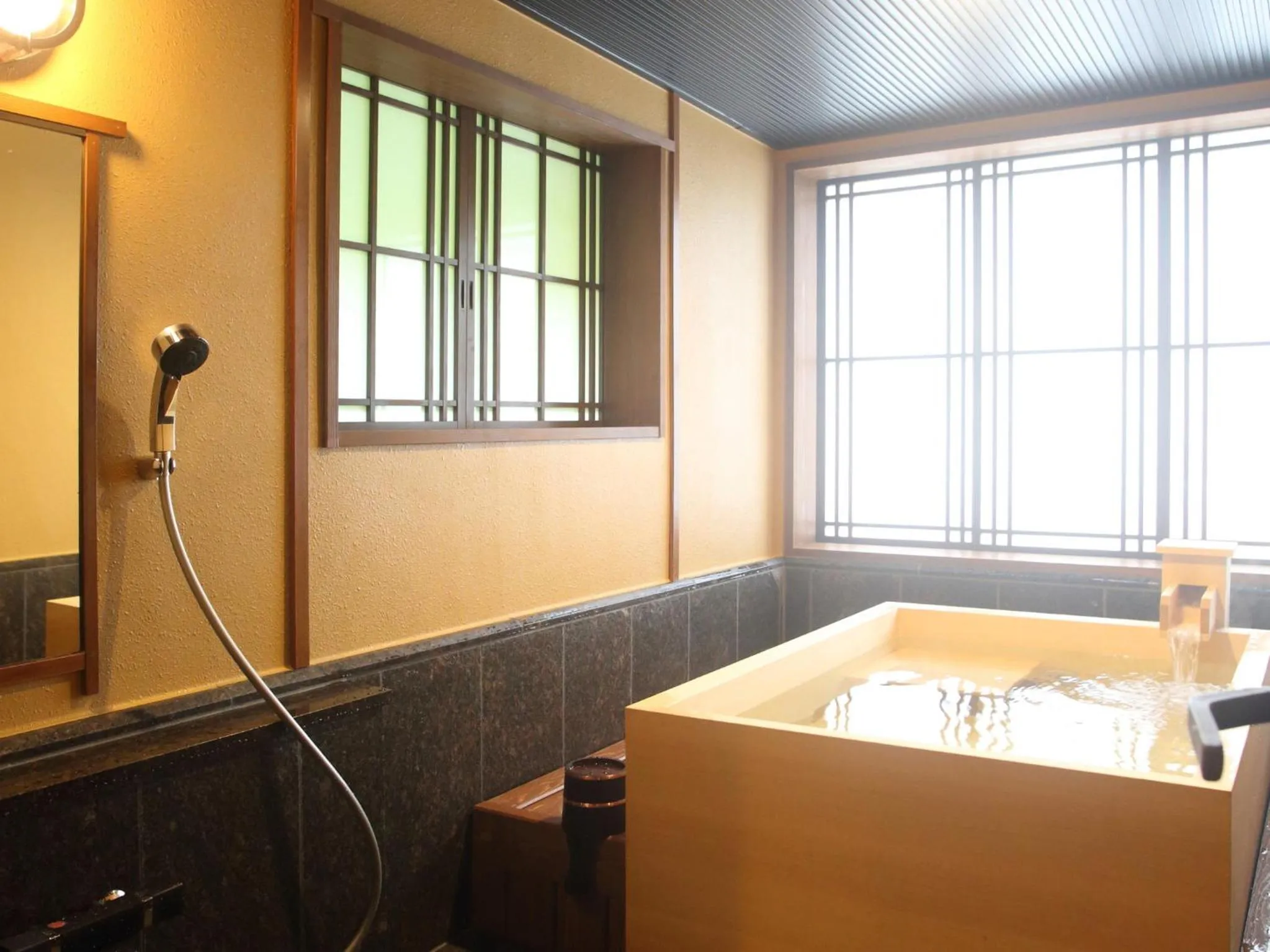 Kanazawa Yuwaku Onsen Kokarian