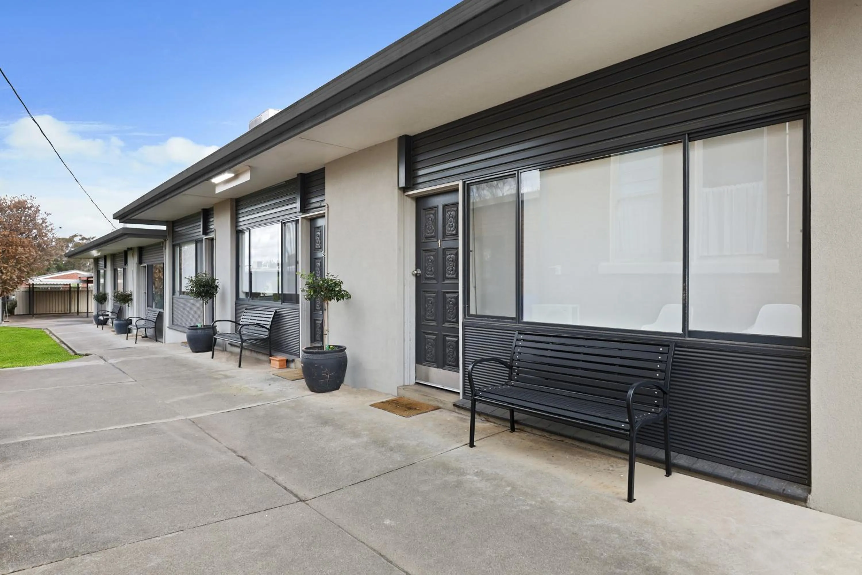 Facade/entrance in Hamilton Lakeside Motel