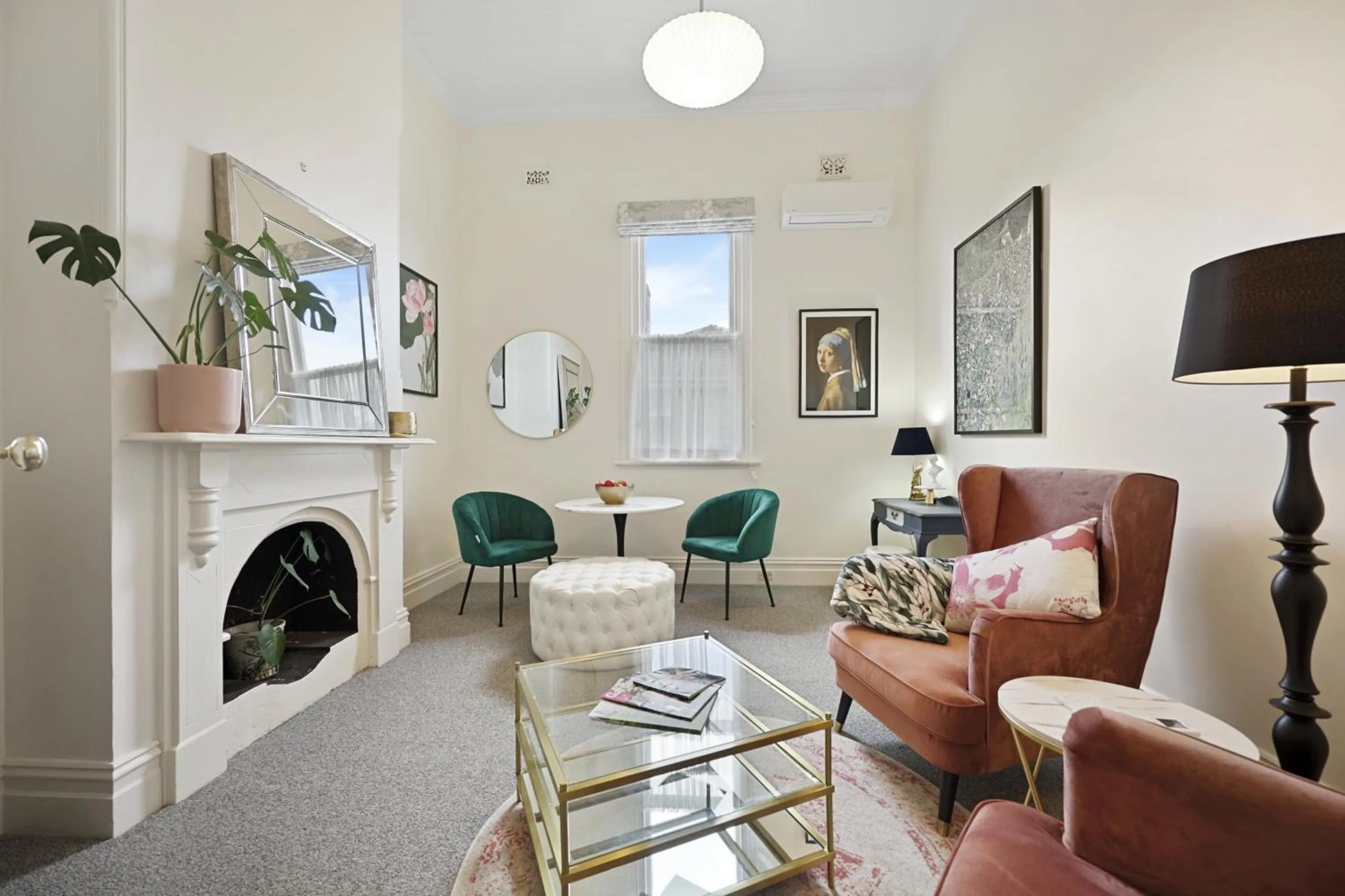 Living room in Hamilton Lakeside Motel