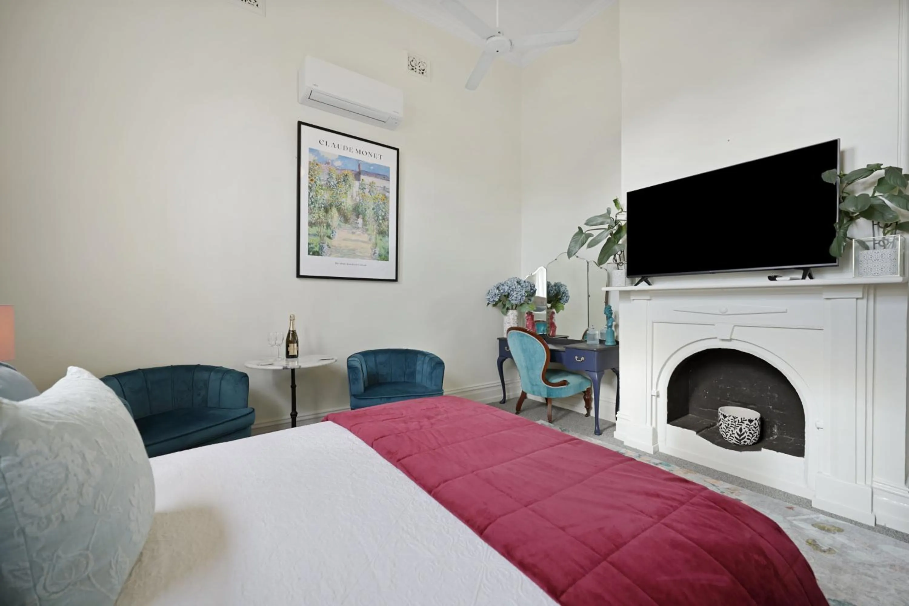 Bedroom, Bed in Hamilton Lakeside Motel