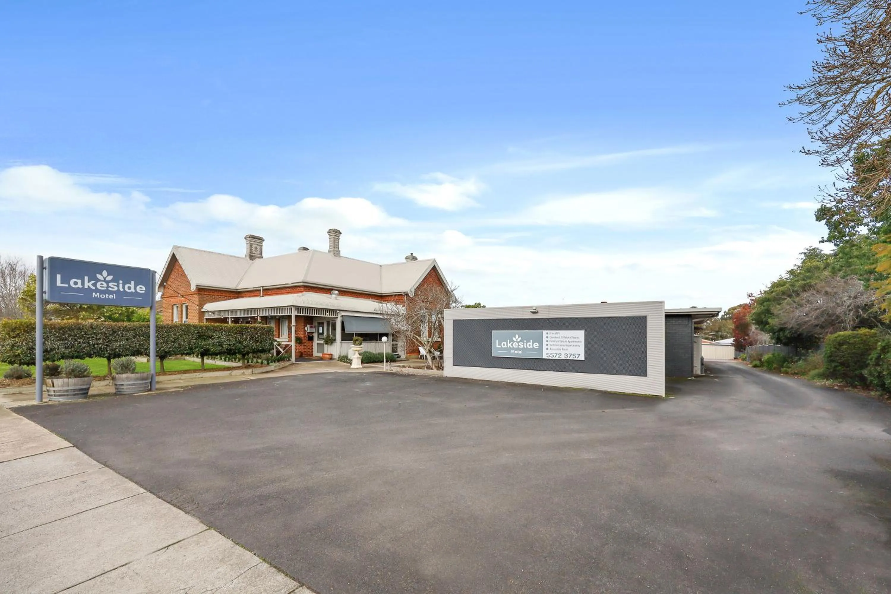 Facade/entrance in Hamilton Lakeside Motel