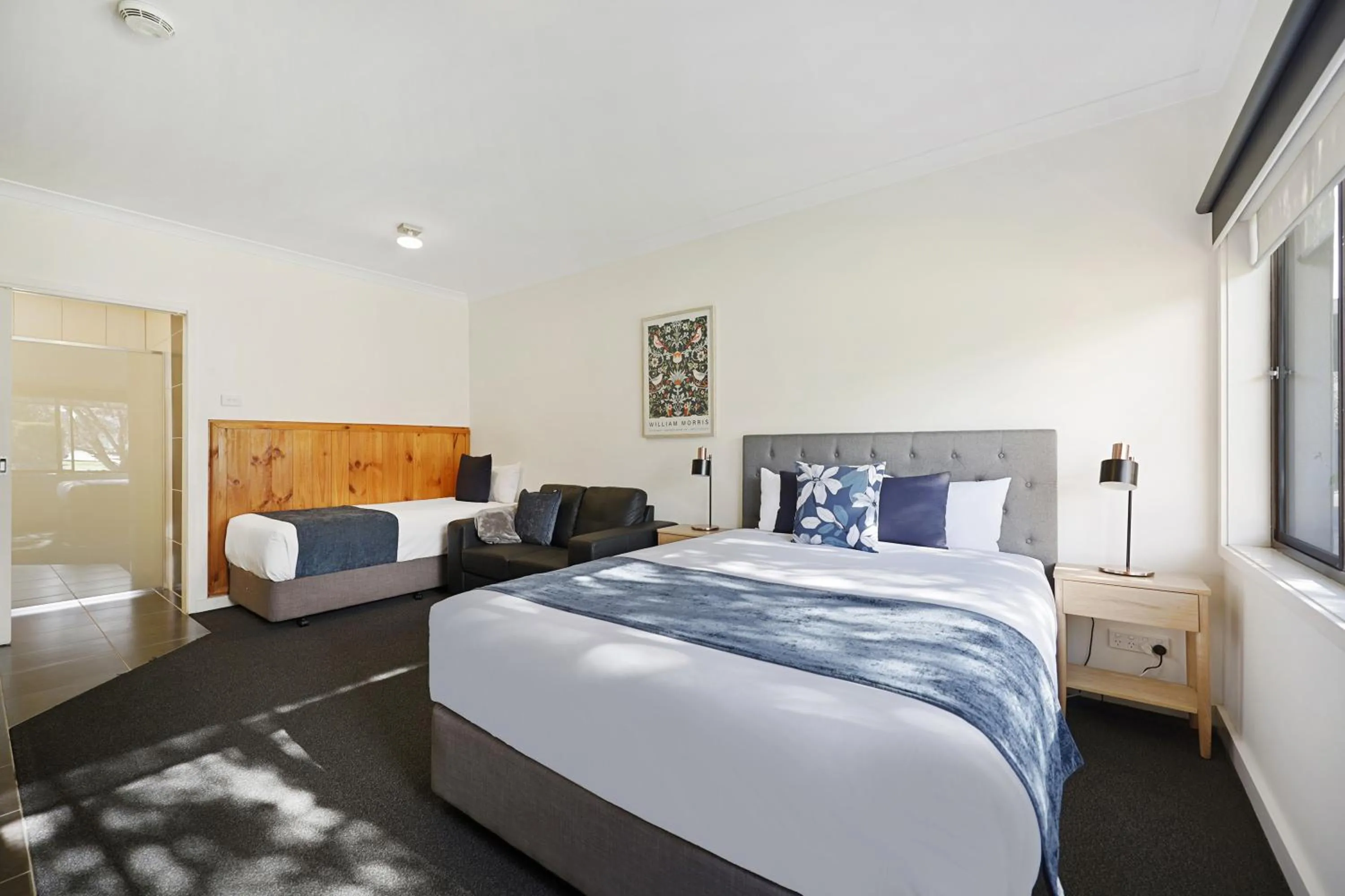 Bedroom, Bed in Hamilton Lakeside Motel