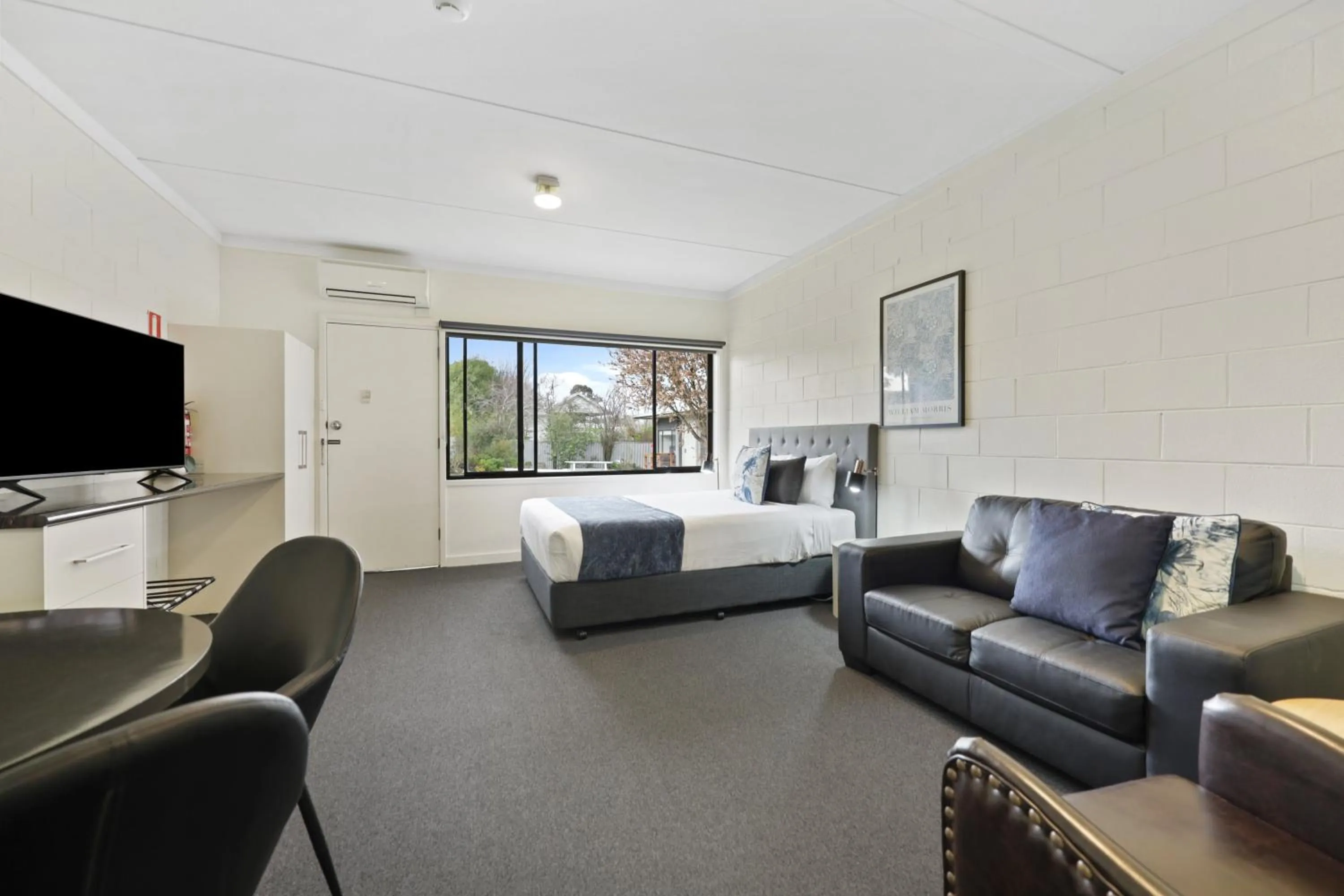 Bedroom in Hamilton Lakeside Motel