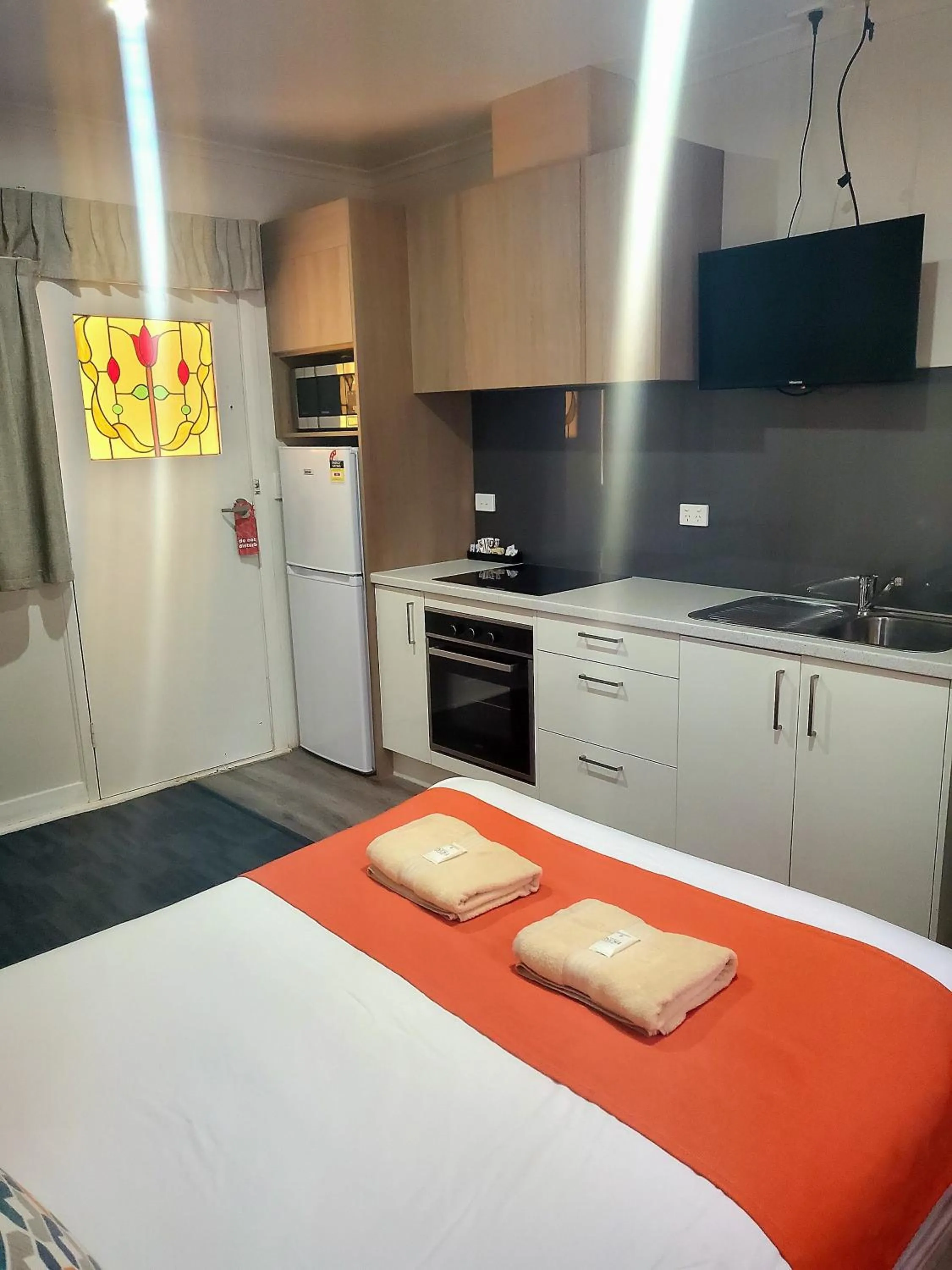 Kitchen or kitchenette, Bed in Sturt Motel