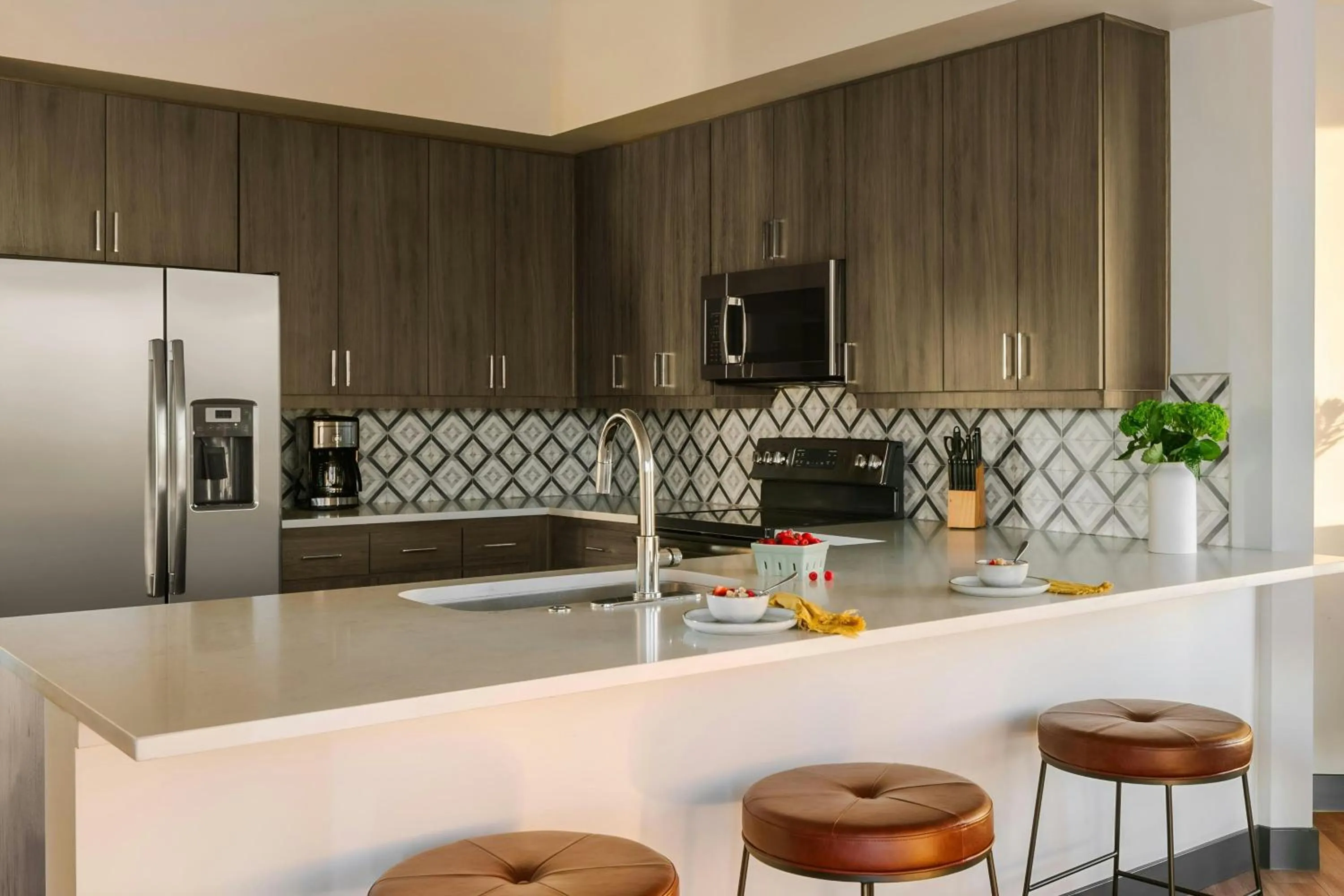 Kitchen or kitchenette in Sonder by Marriott Bonvoy Mill Ave Apartments Tempe