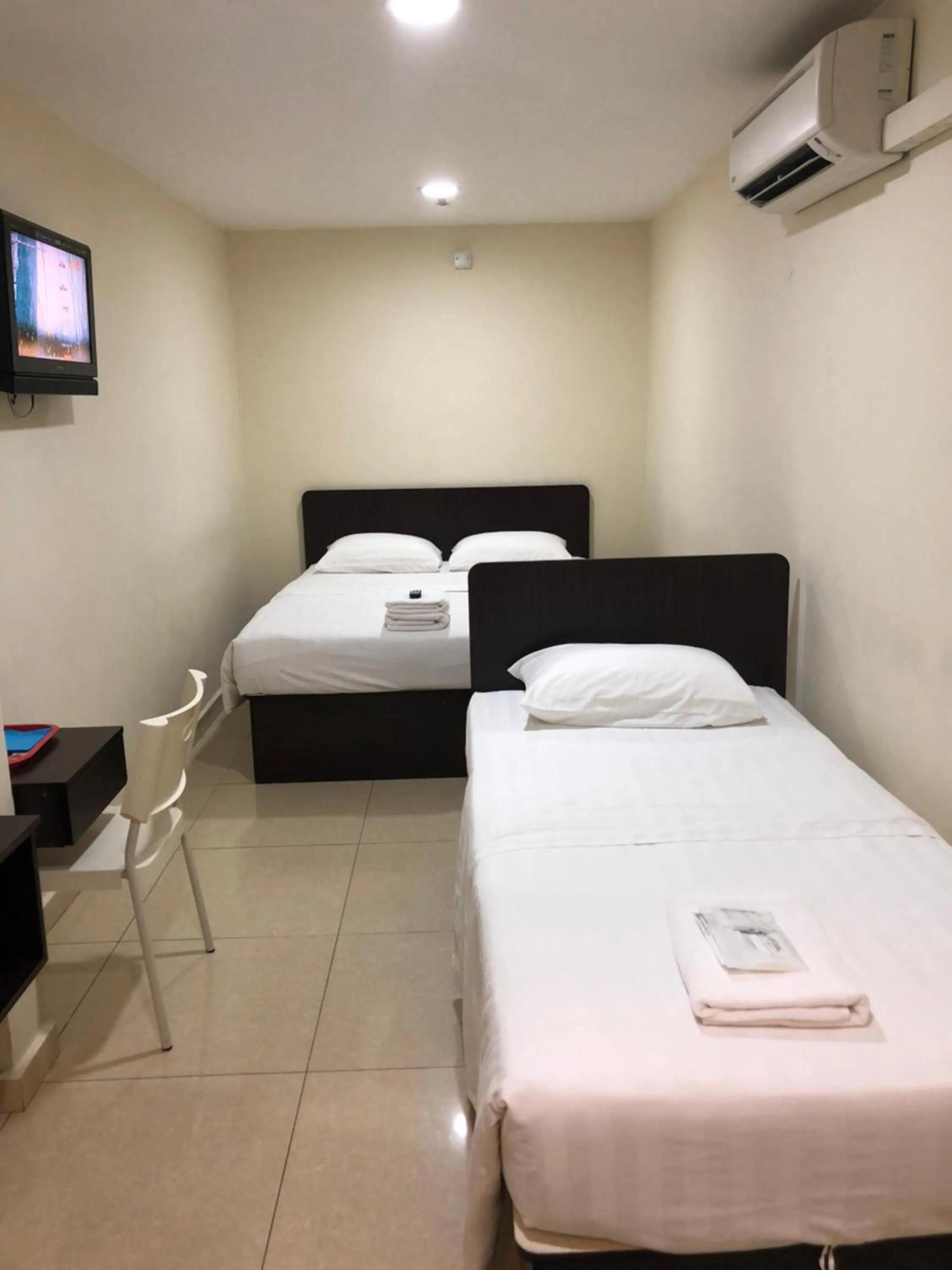 Photo of the whole room, Bed in De UPTOWN Hotel @ Subang Jaya