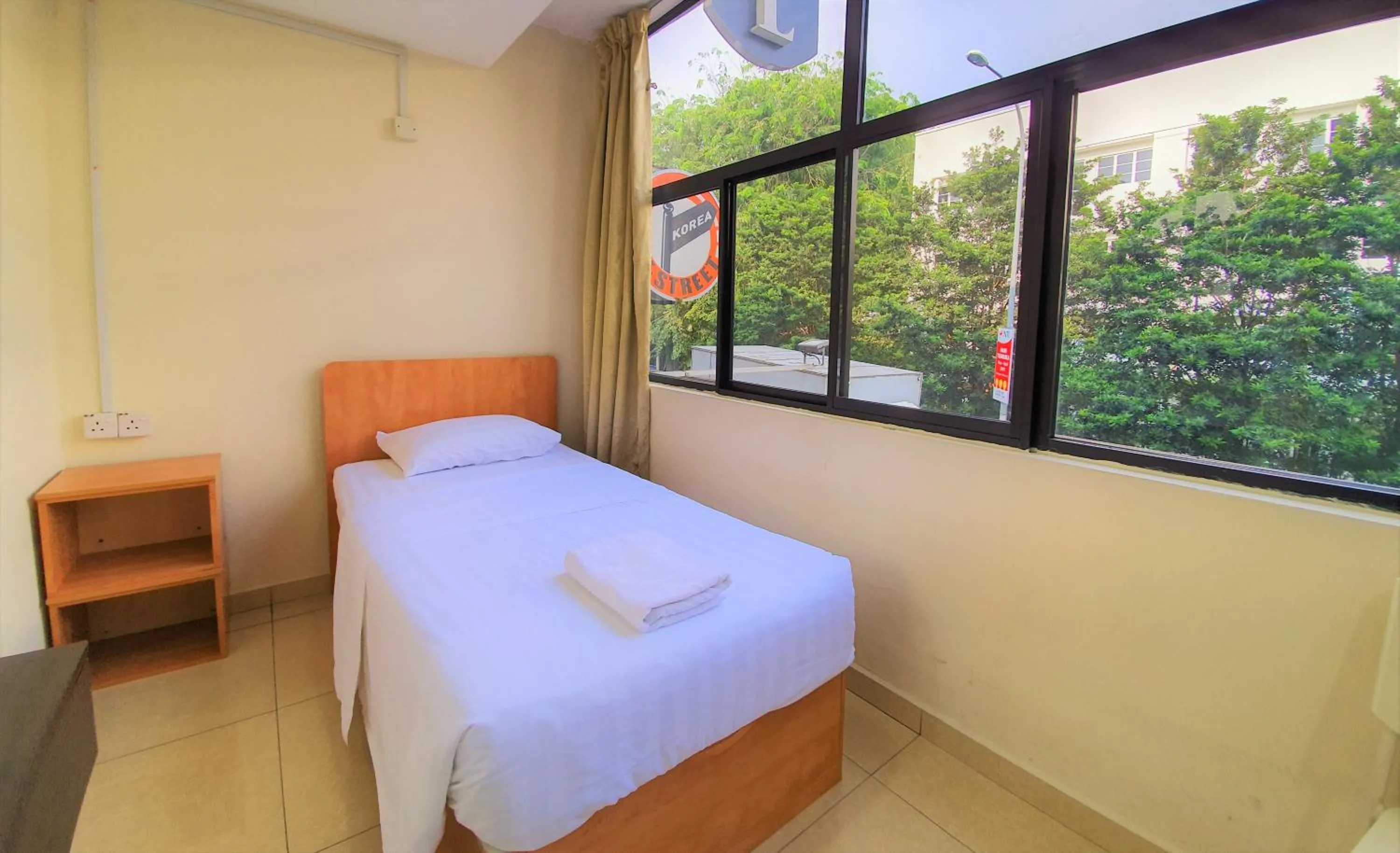 Photo of the whole room, Bed in De UPTOWN Hotel @ Subang Jaya