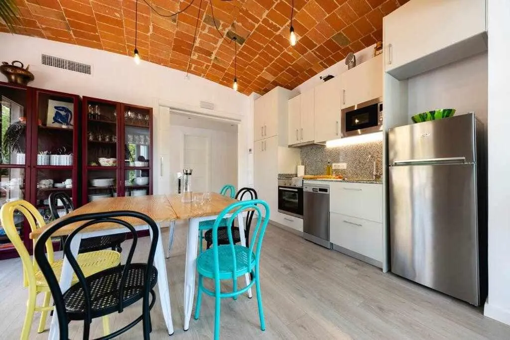 Newly renovated room w Pool & BikeParking