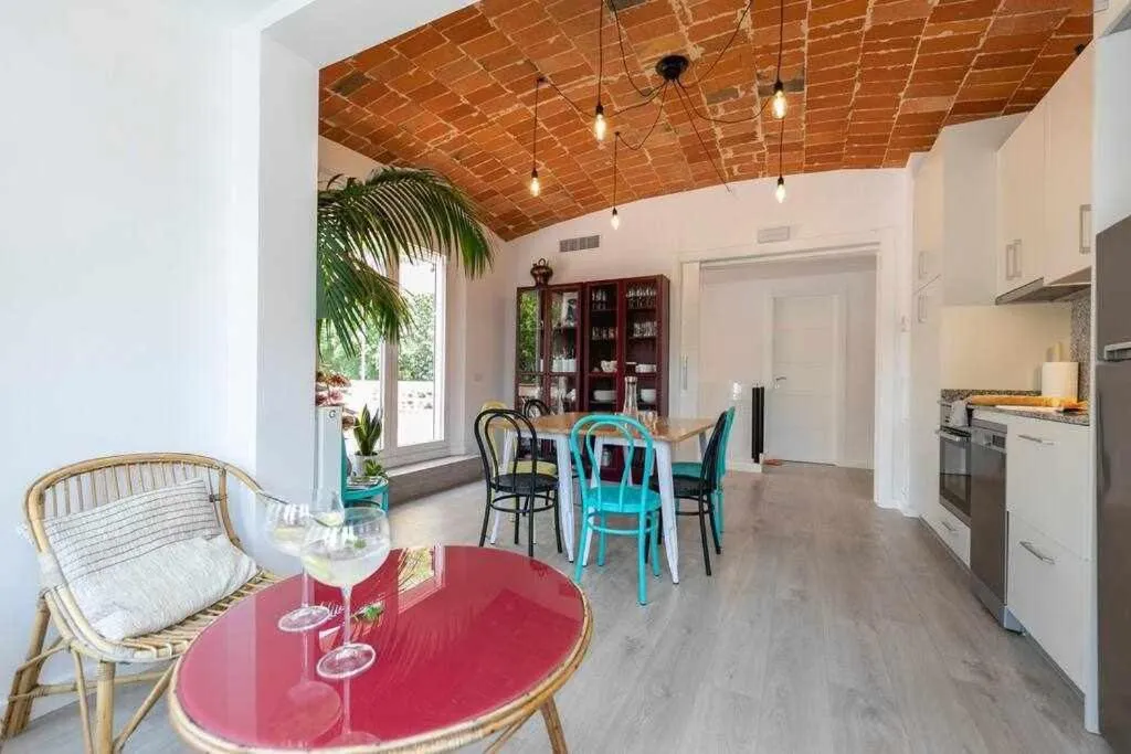 Newly renovated room w Pool & BikeParking