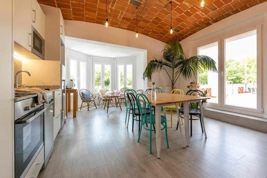 Newly renovated room w Pool & BikeParking