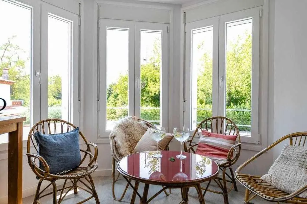 Newly renovated room w Pool & BikeParking