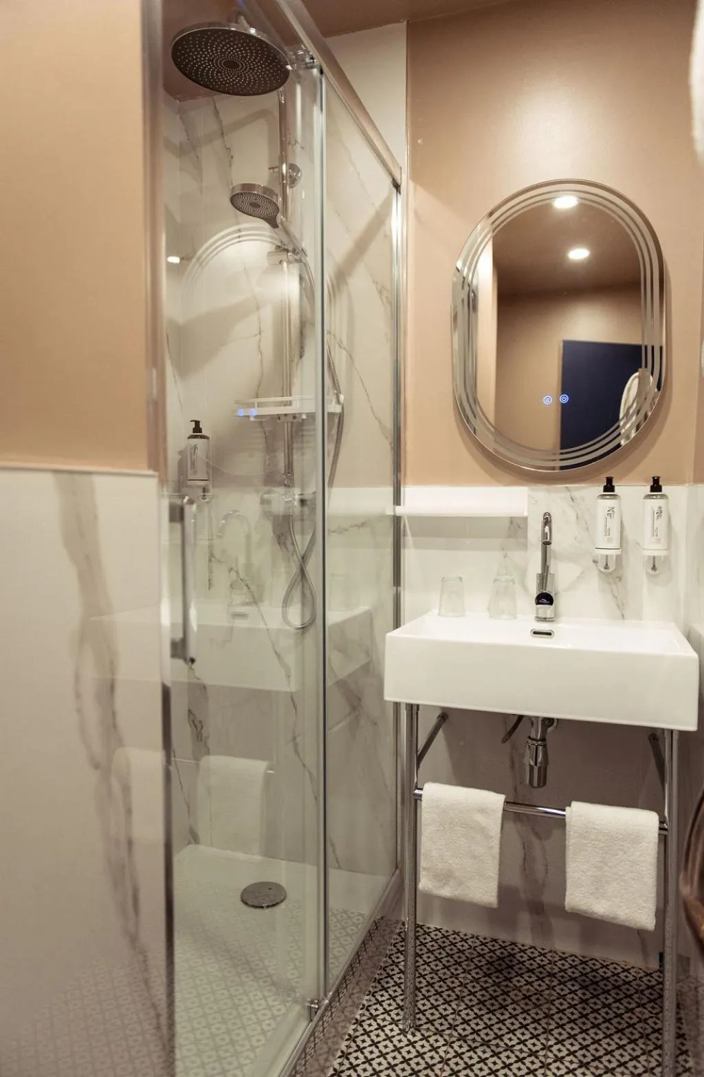 Shower in Hôtel la Caravelle - Aix-en-Provence centre historique