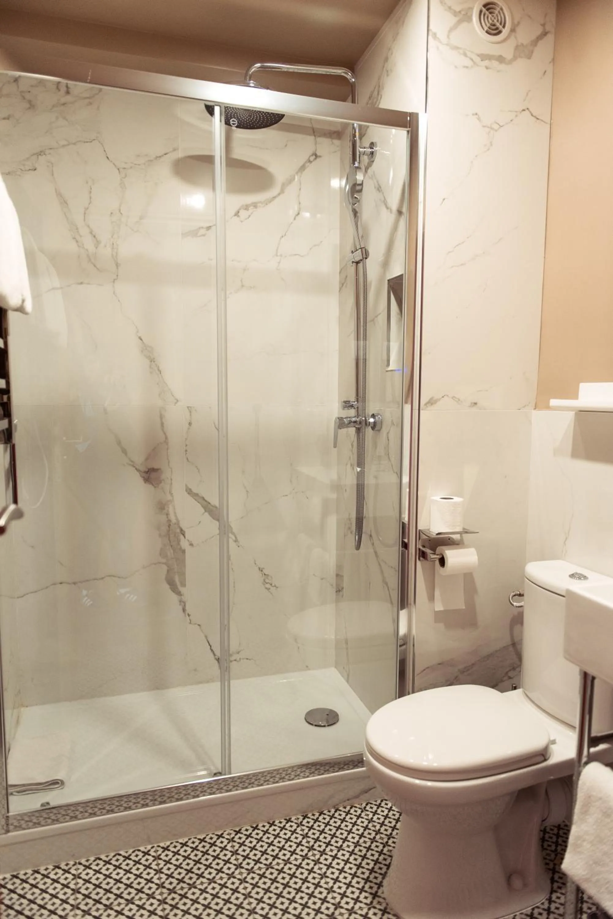 Shower in Hôtel la Caravelle - Aix-en-Provence centre historique