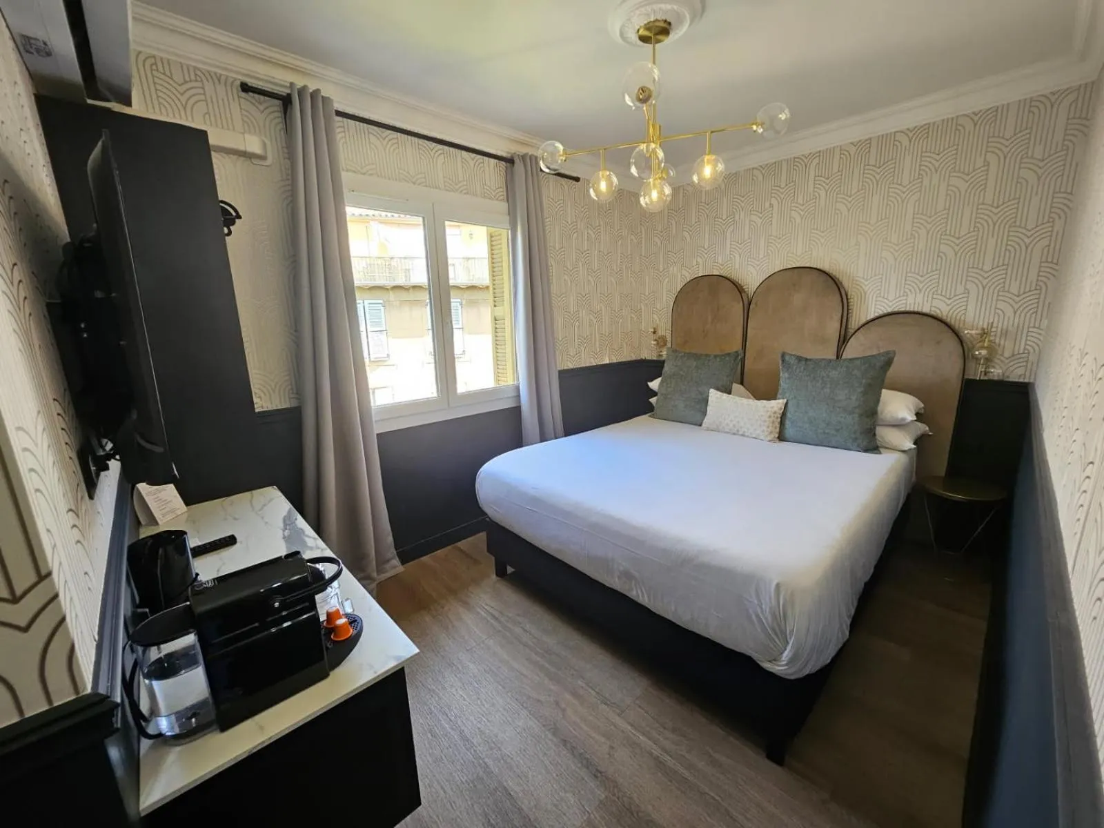 Bedroom, Bed in Hôtel la Caravelle - Aix-en-Provence centre historique