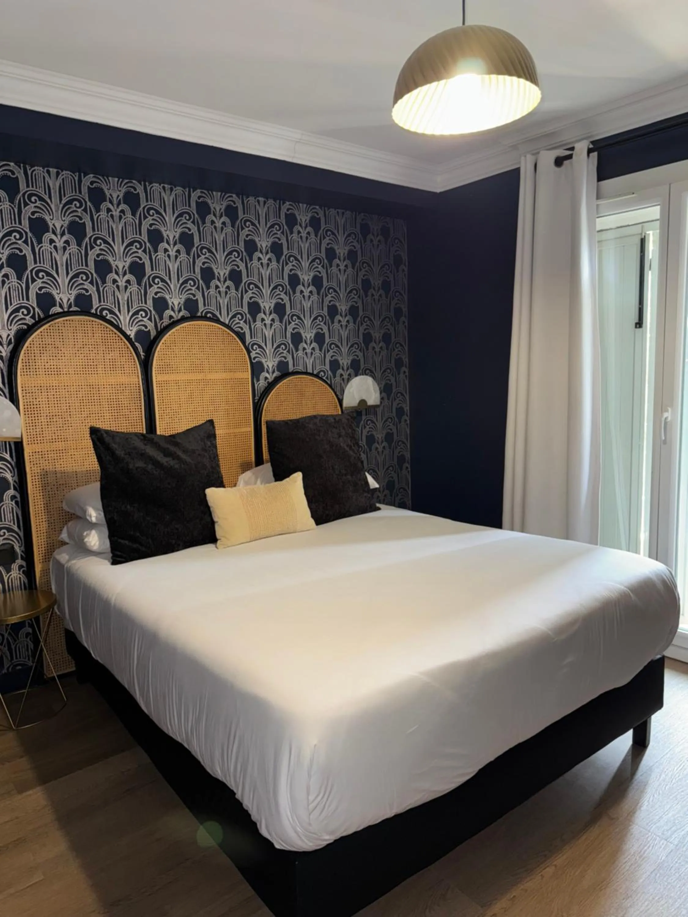 Bedroom, Bed in Hôtel la Caravelle - Aix-en-Provence centre historique