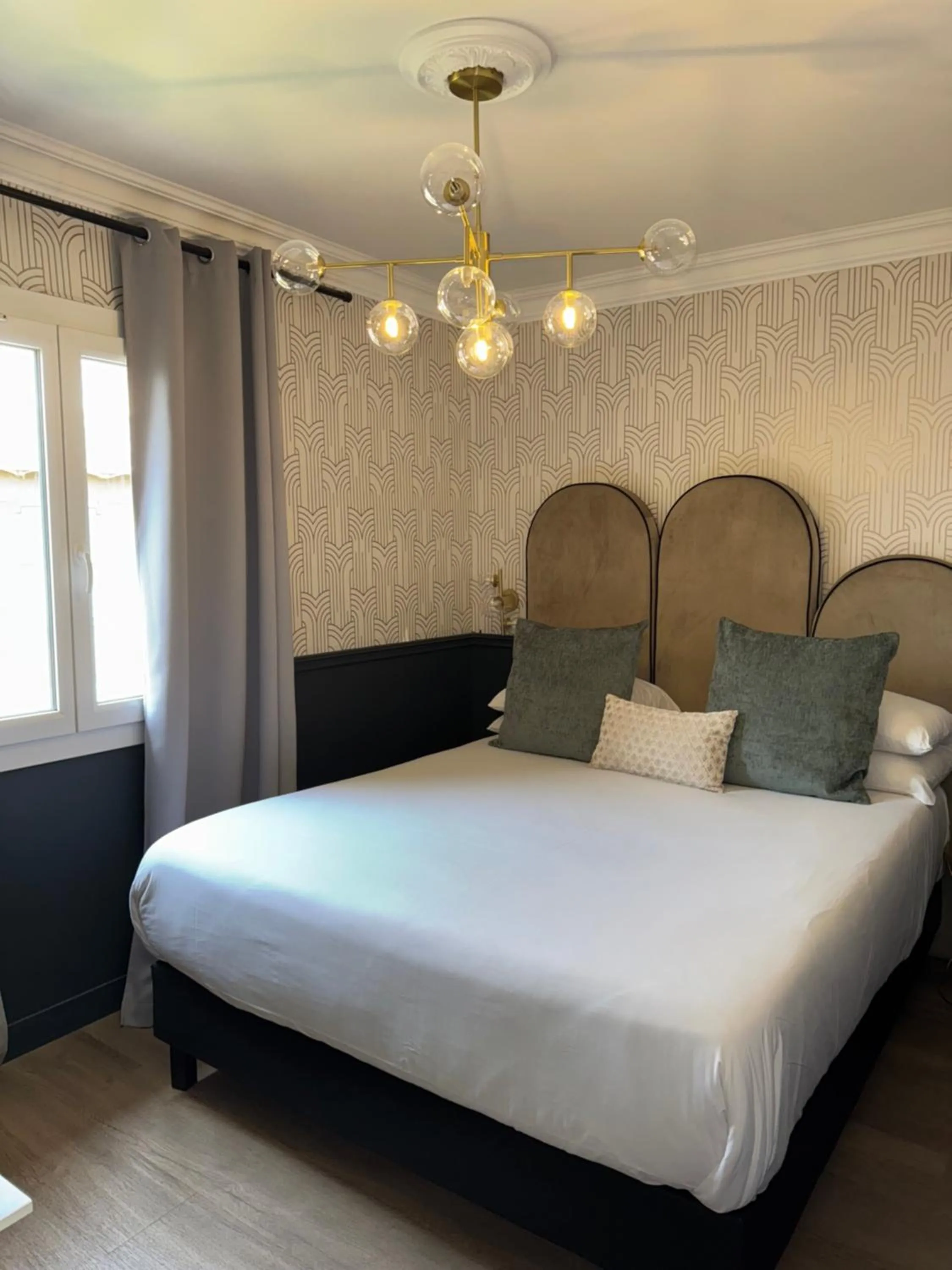 Bedroom, Bed in Hôtel la Caravelle - Aix-en-Provence centre historique