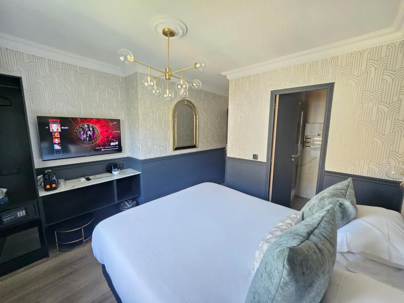 TV and multimedia, Bed in Hôtel la Caravelle - Aix-en-Provence centre historique