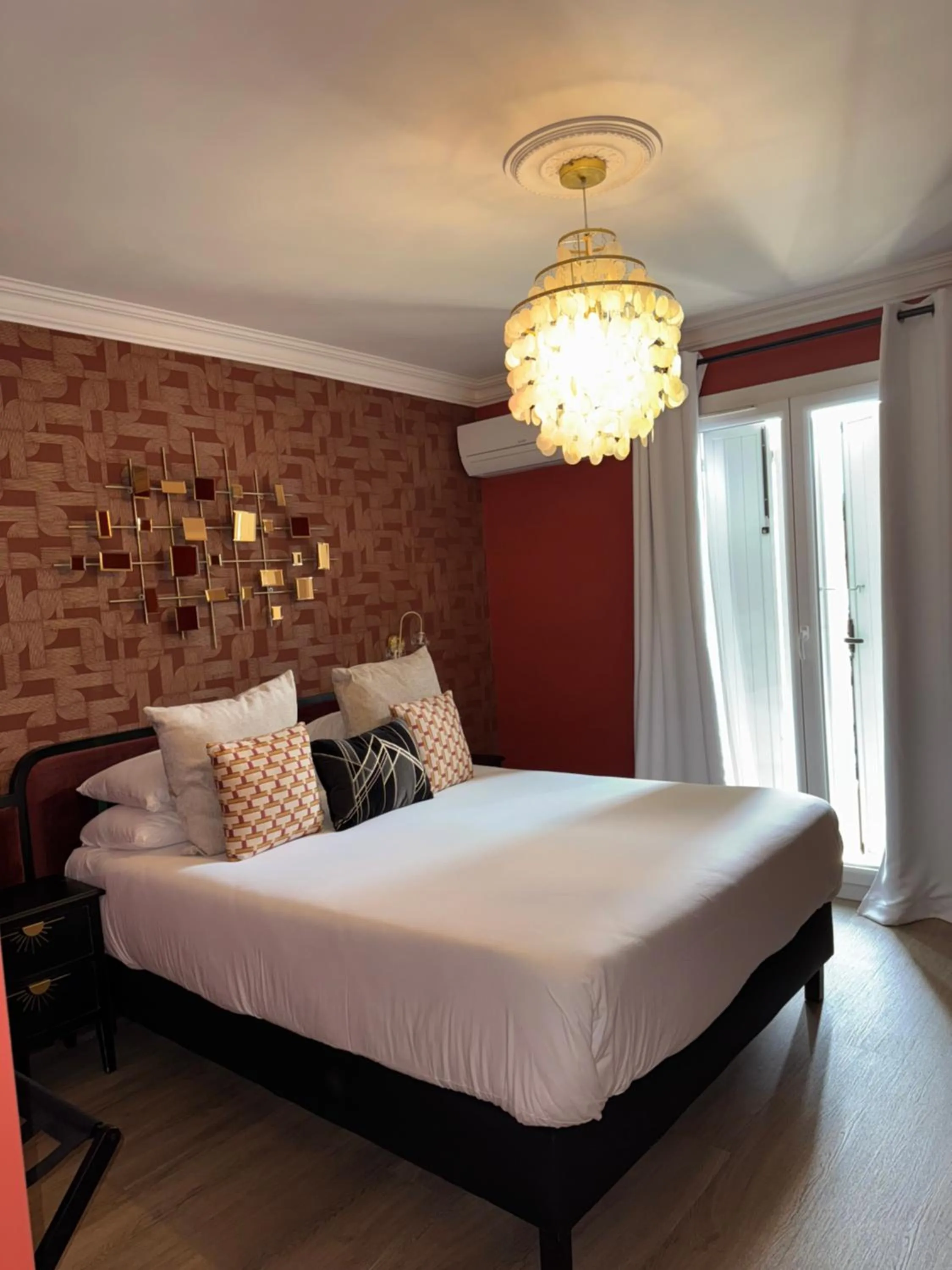 Bedroom, Bed in Hôtel la Caravelle - Aix-en-Provence centre historique