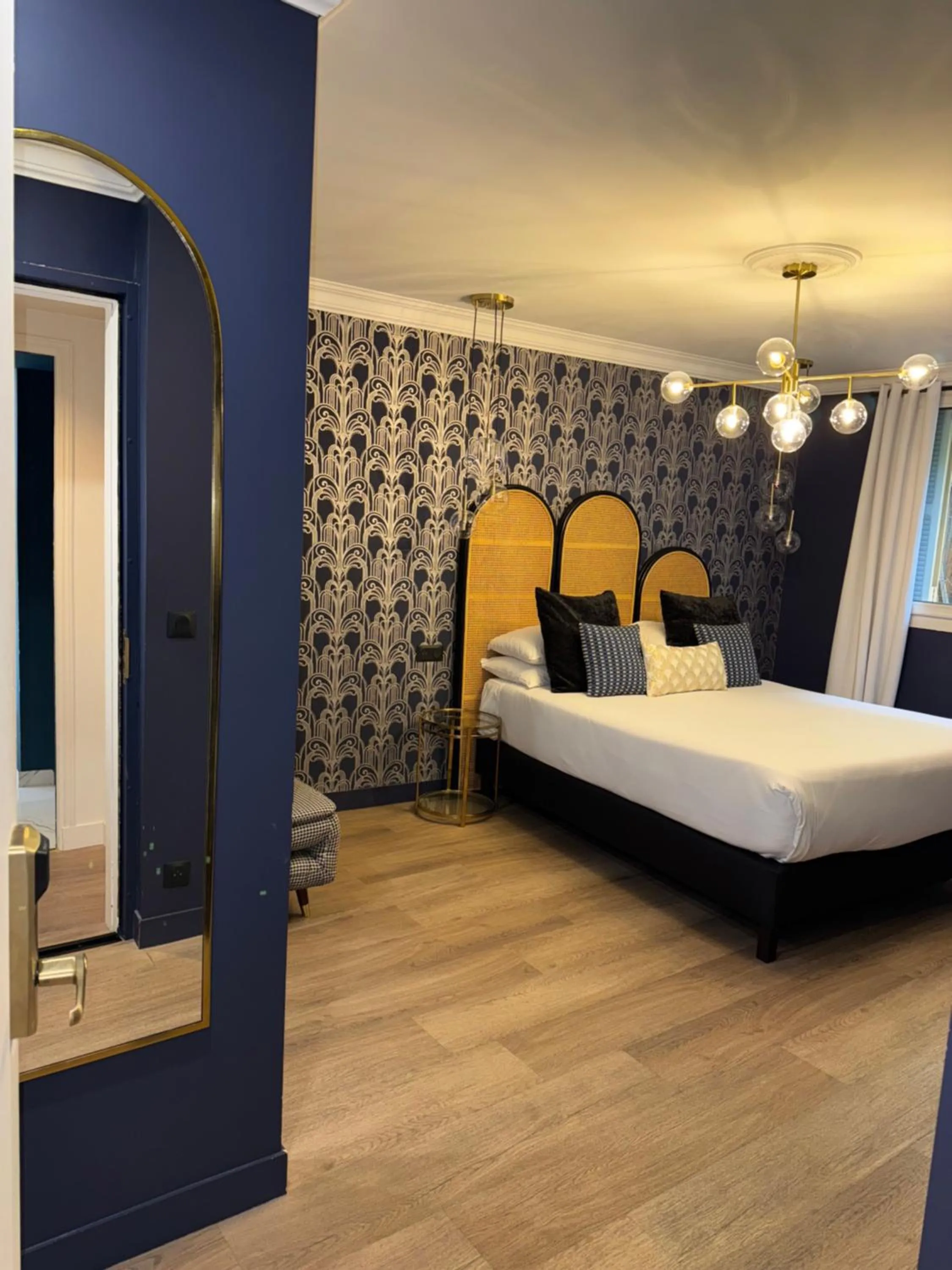 Bedroom, Bed in Hôtel la Caravelle - Aix-en-Provence centre historique