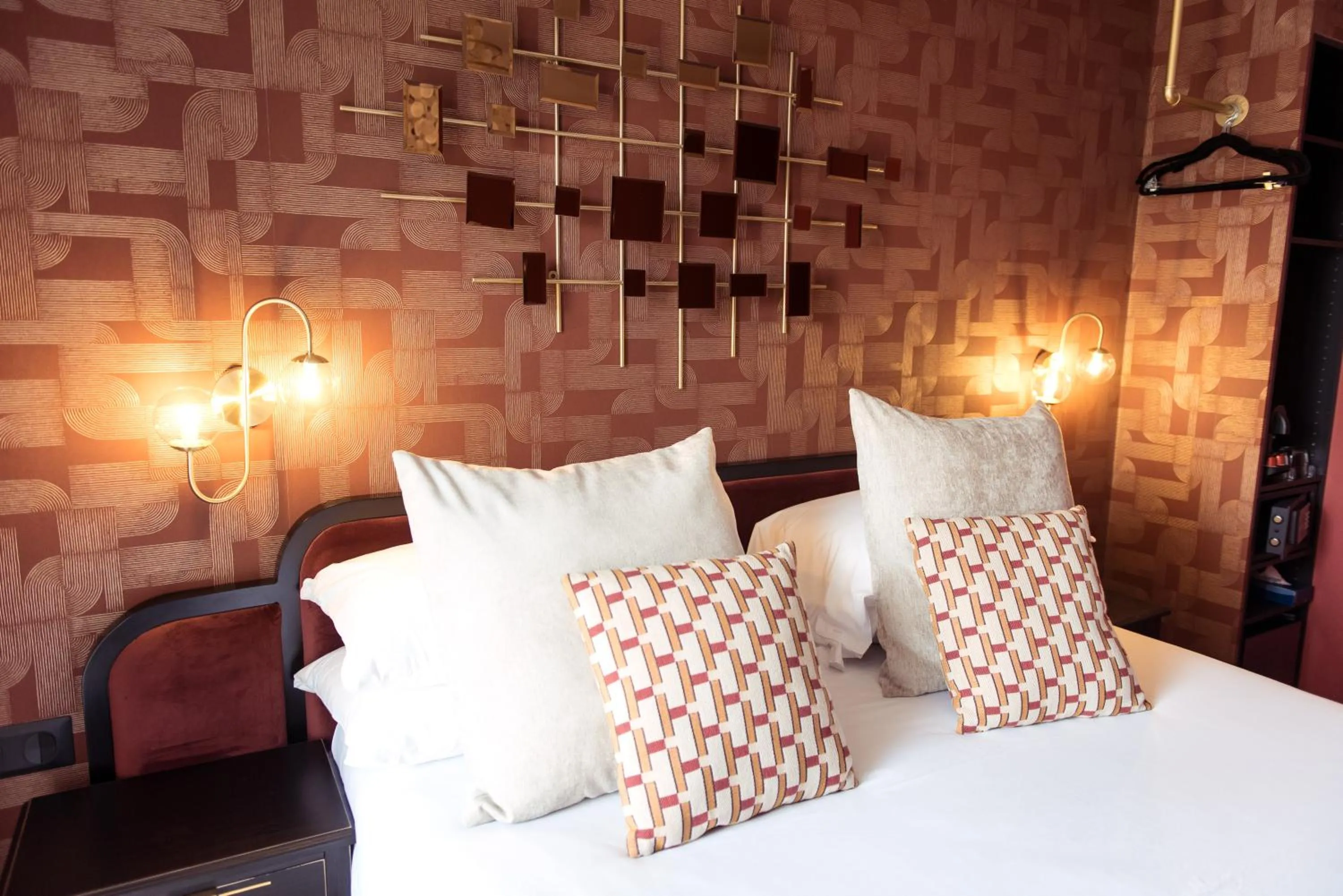 Bedroom, Bed in Hôtel la Caravelle - Aix-en-Provence centre historique