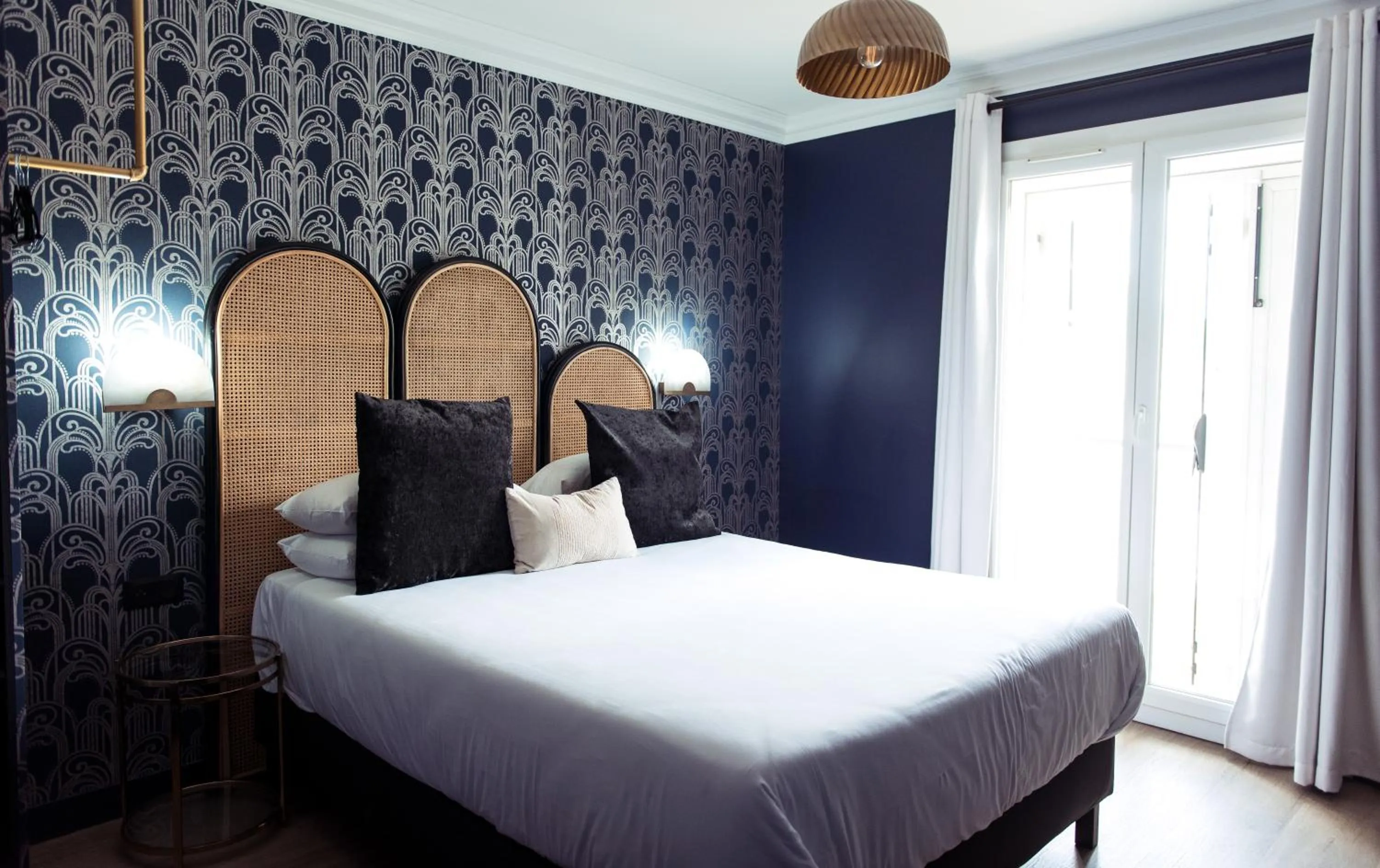 Bedroom, Bed in Hôtel la Caravelle - Aix-en-Provence centre historique