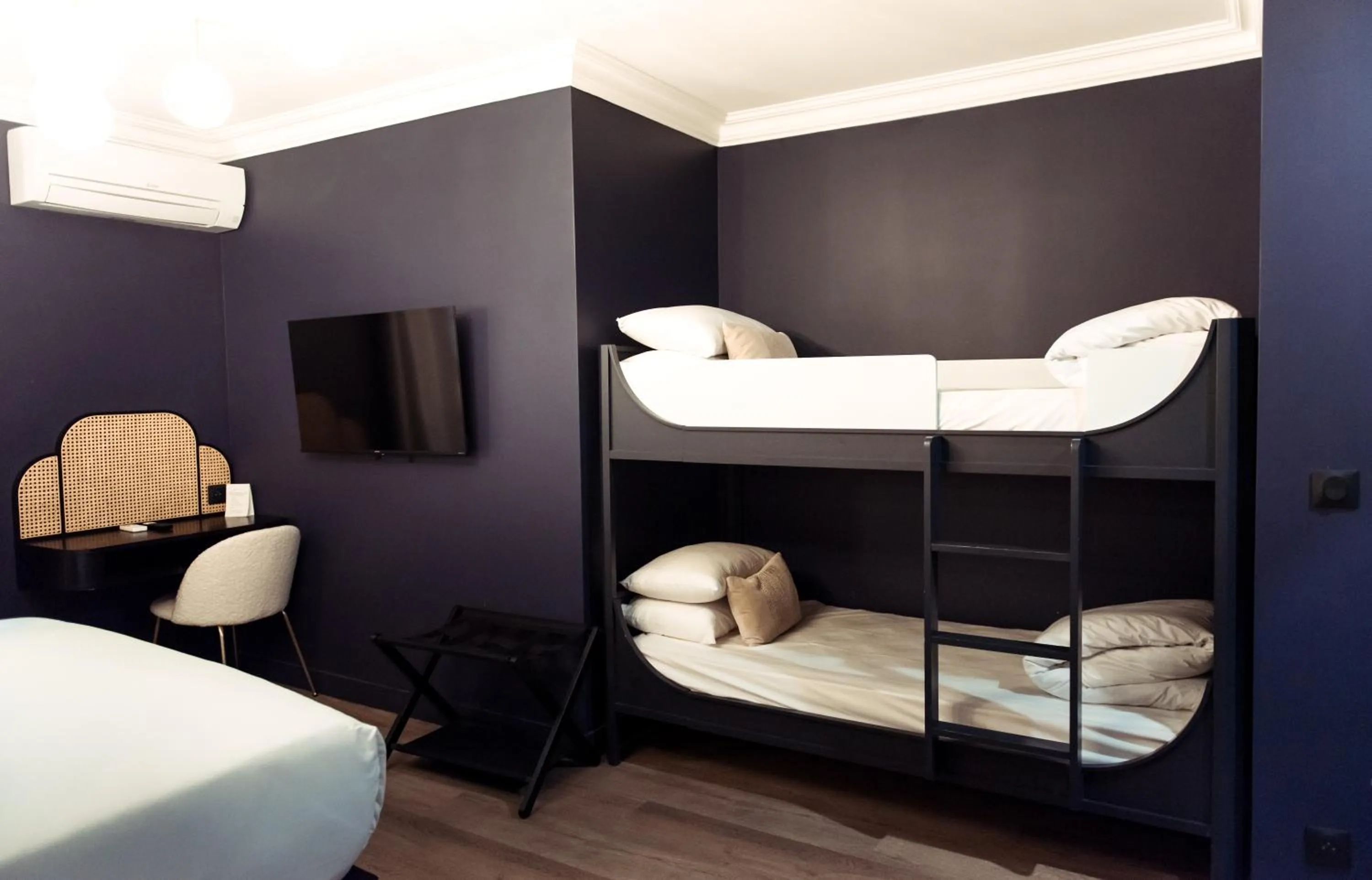 bunk bed, Bed in Hôtel la Caravelle - Aix-en-Provence centre historique