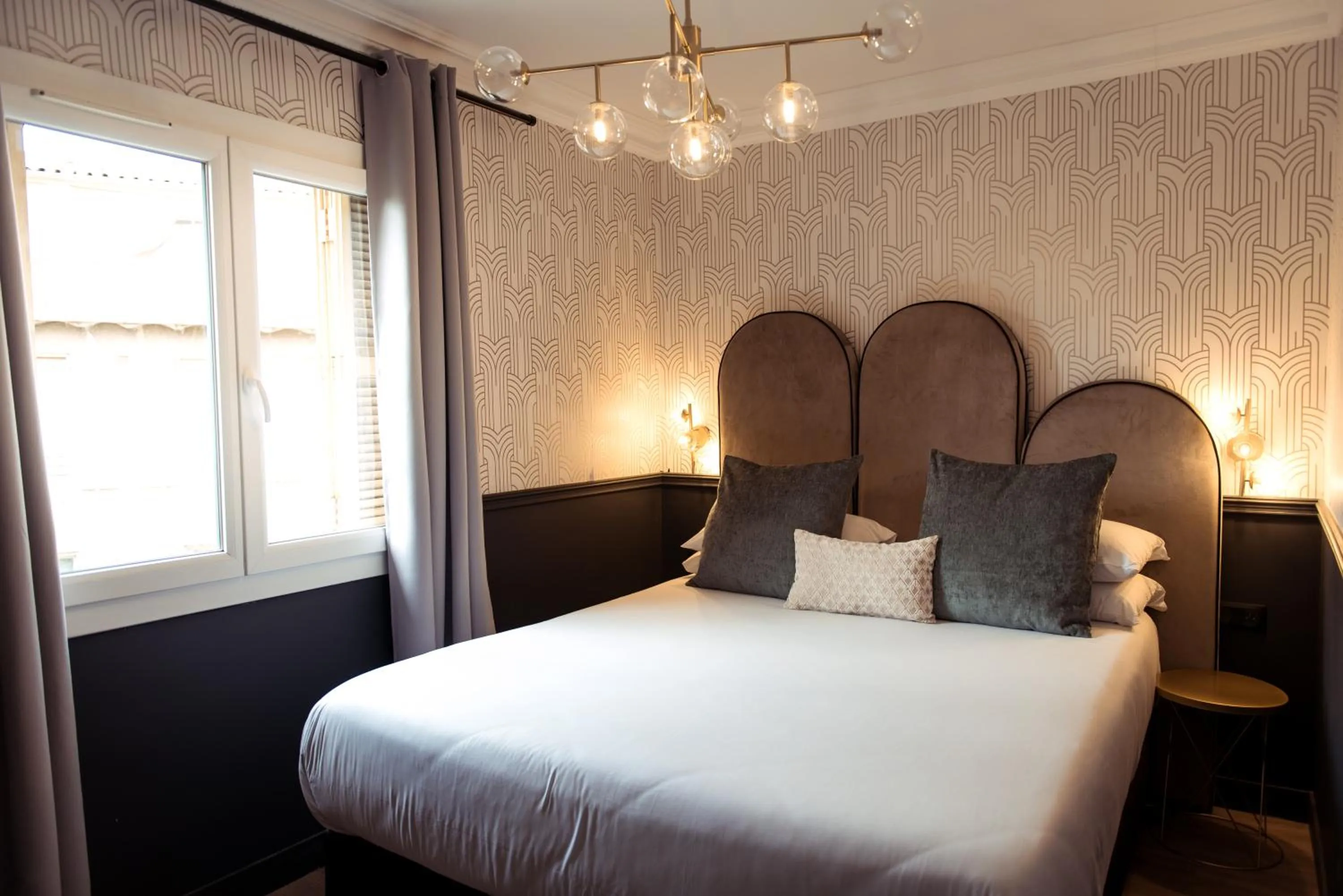 Bedroom, Bed in Hôtel la Caravelle - Aix-en-Provence centre historique