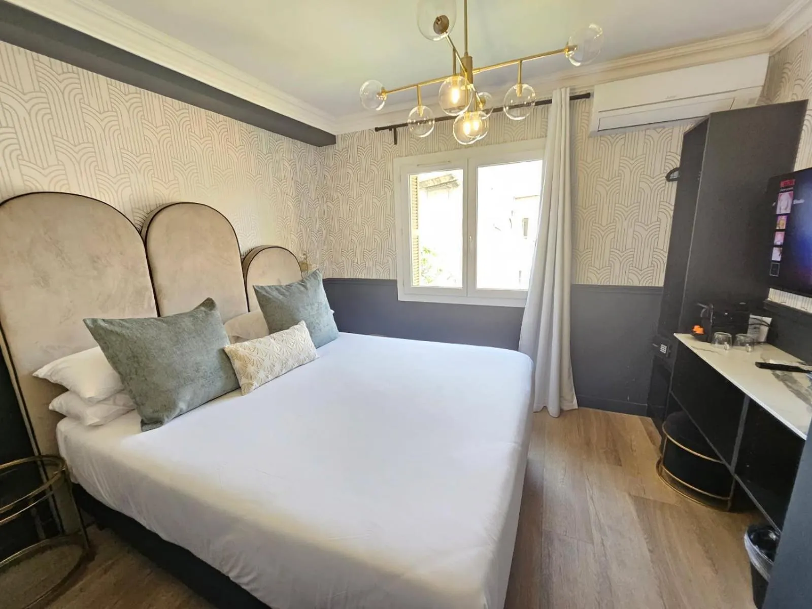 Bedroom, Bed in Hôtel la Caravelle - Aix-en-Provence centre historique