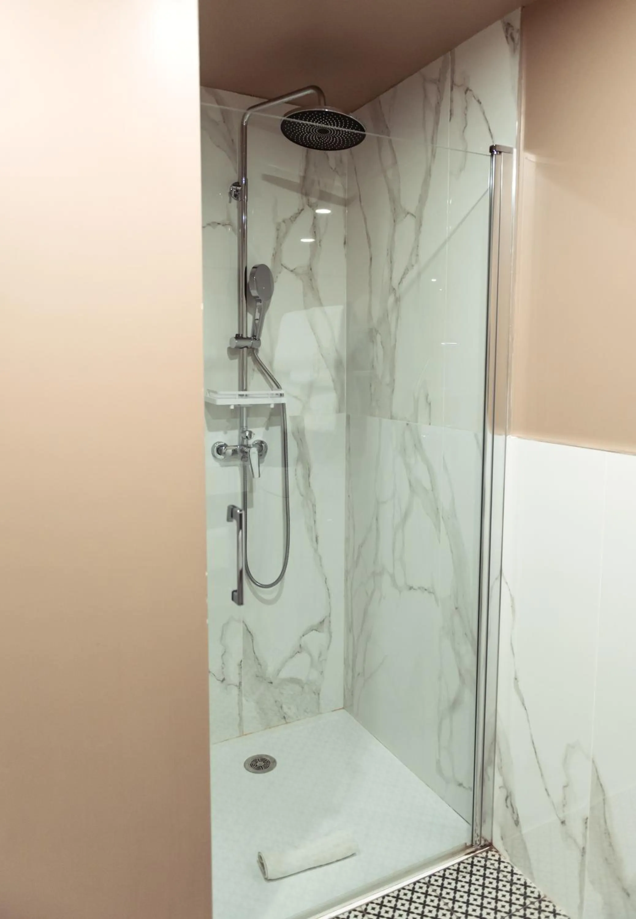 Shower in Hôtel la Caravelle - Aix-en-Provence centre historique