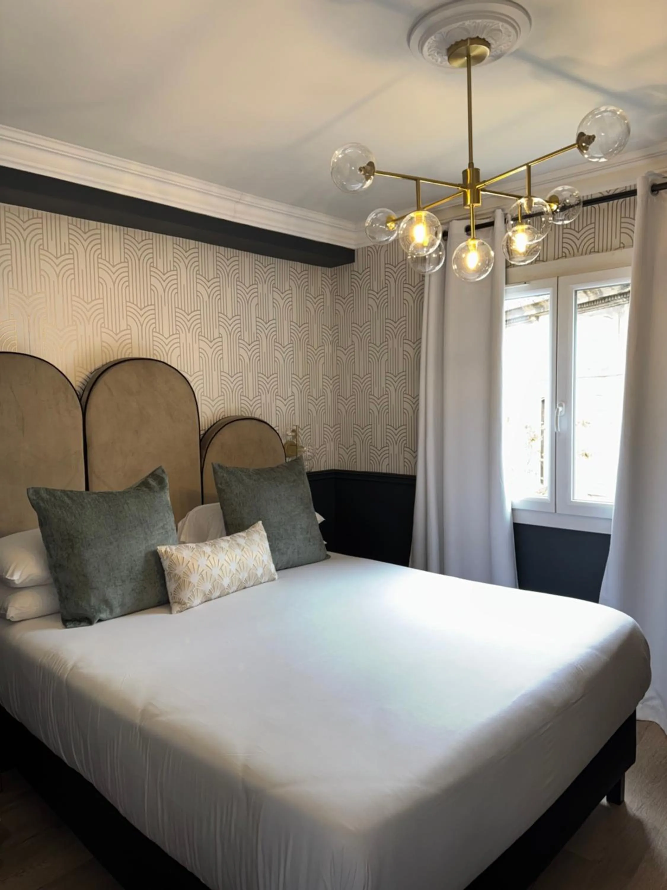 Bedroom, Bed in Hôtel la Caravelle - Aix-en-Provence centre historique