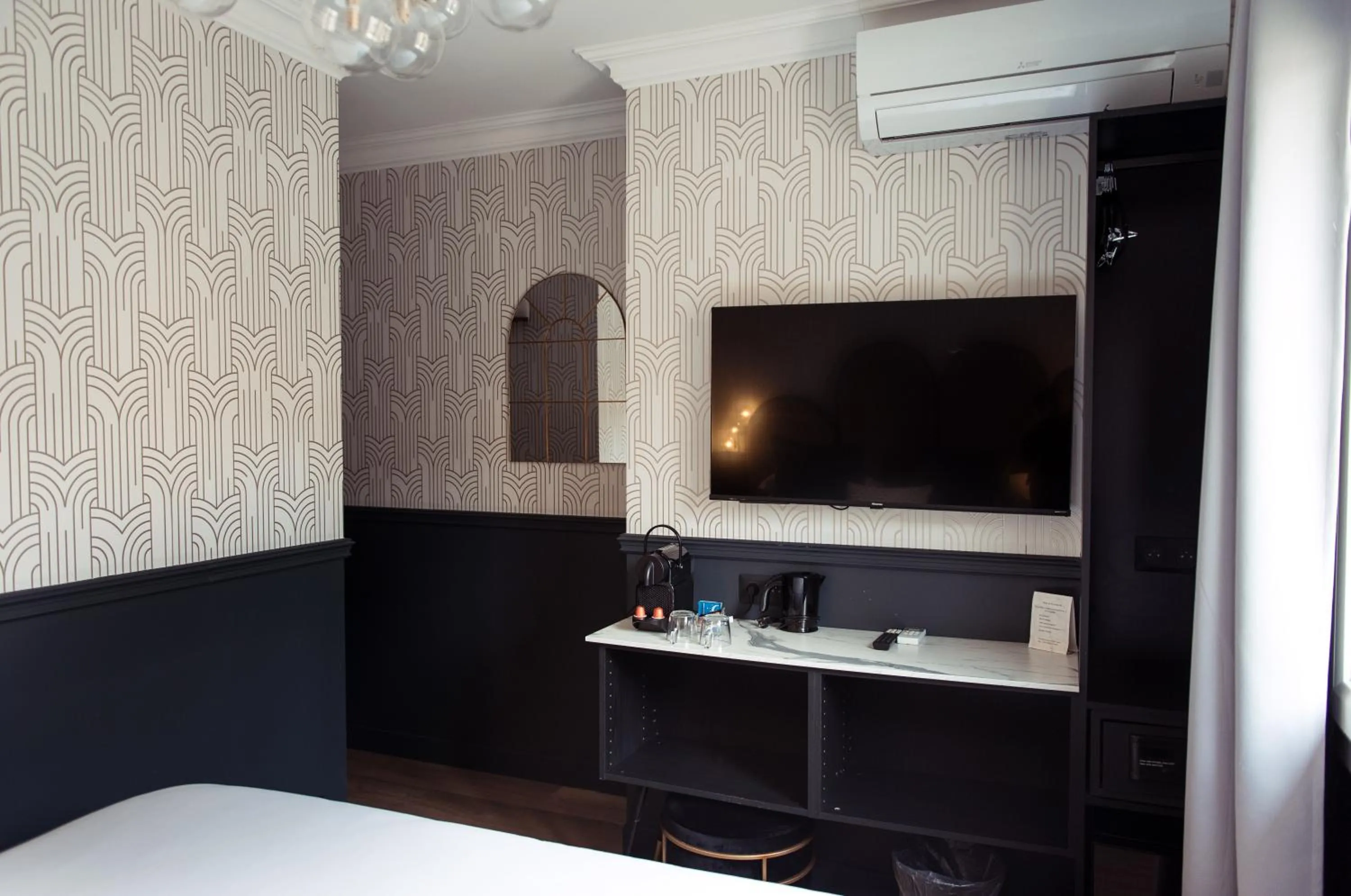 Bedroom, Bed in Hôtel la Caravelle - Aix-en-Provence centre historique