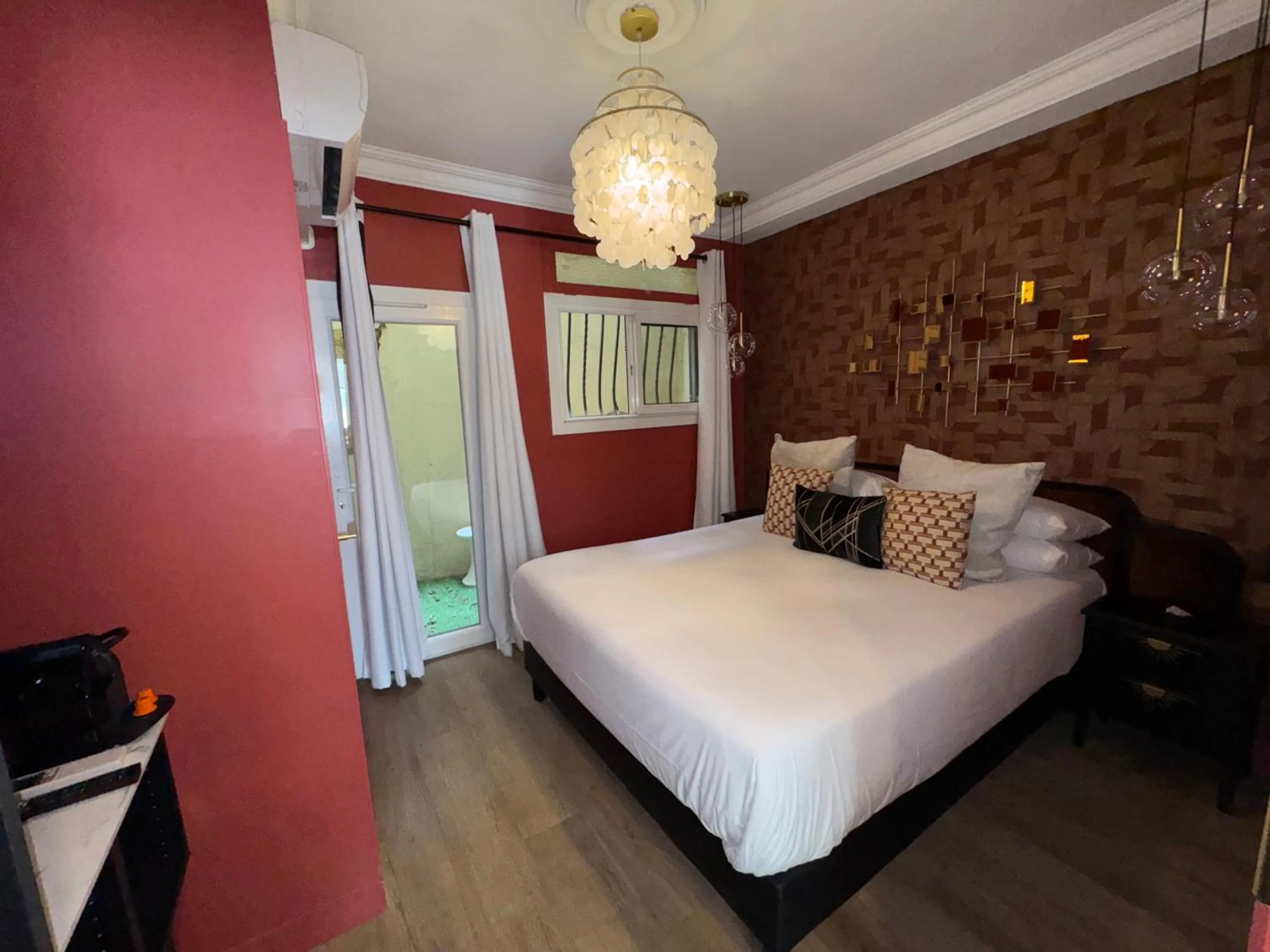 Bedroom, Bed in Hôtel la Caravelle - Aix-en-Provence centre historique