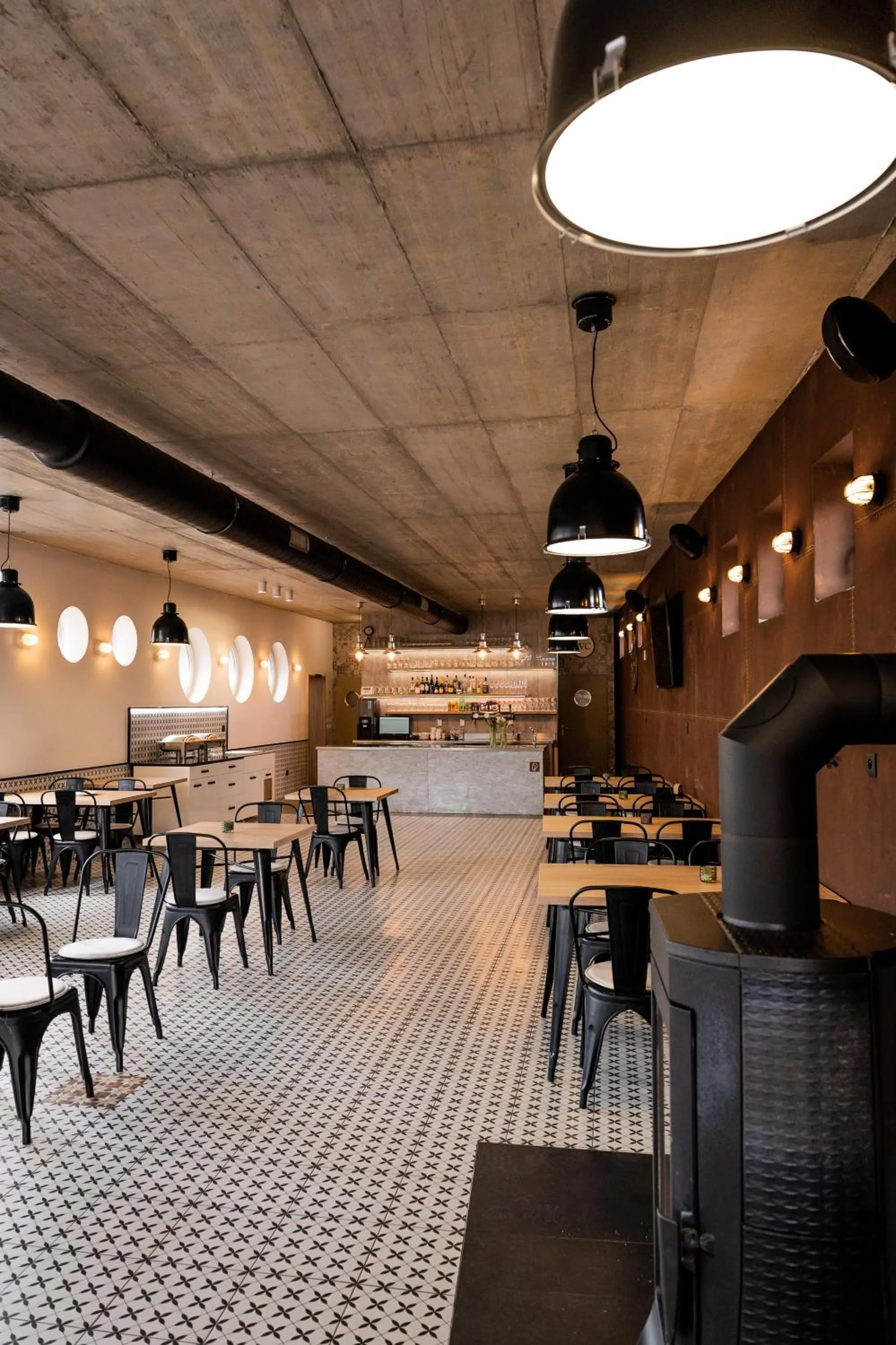 Restaurant/places to eat in City Hotel B&B, reception 24 7, 800m od-from R1, free parking