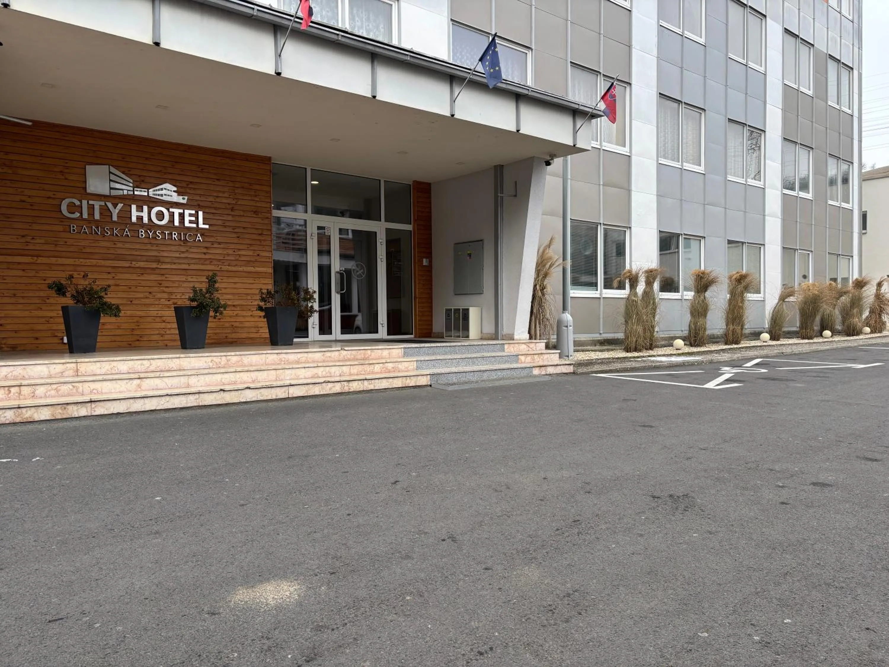 Property building in City Hotel B&B, reception 24 7, 800m od-from R1, free parking