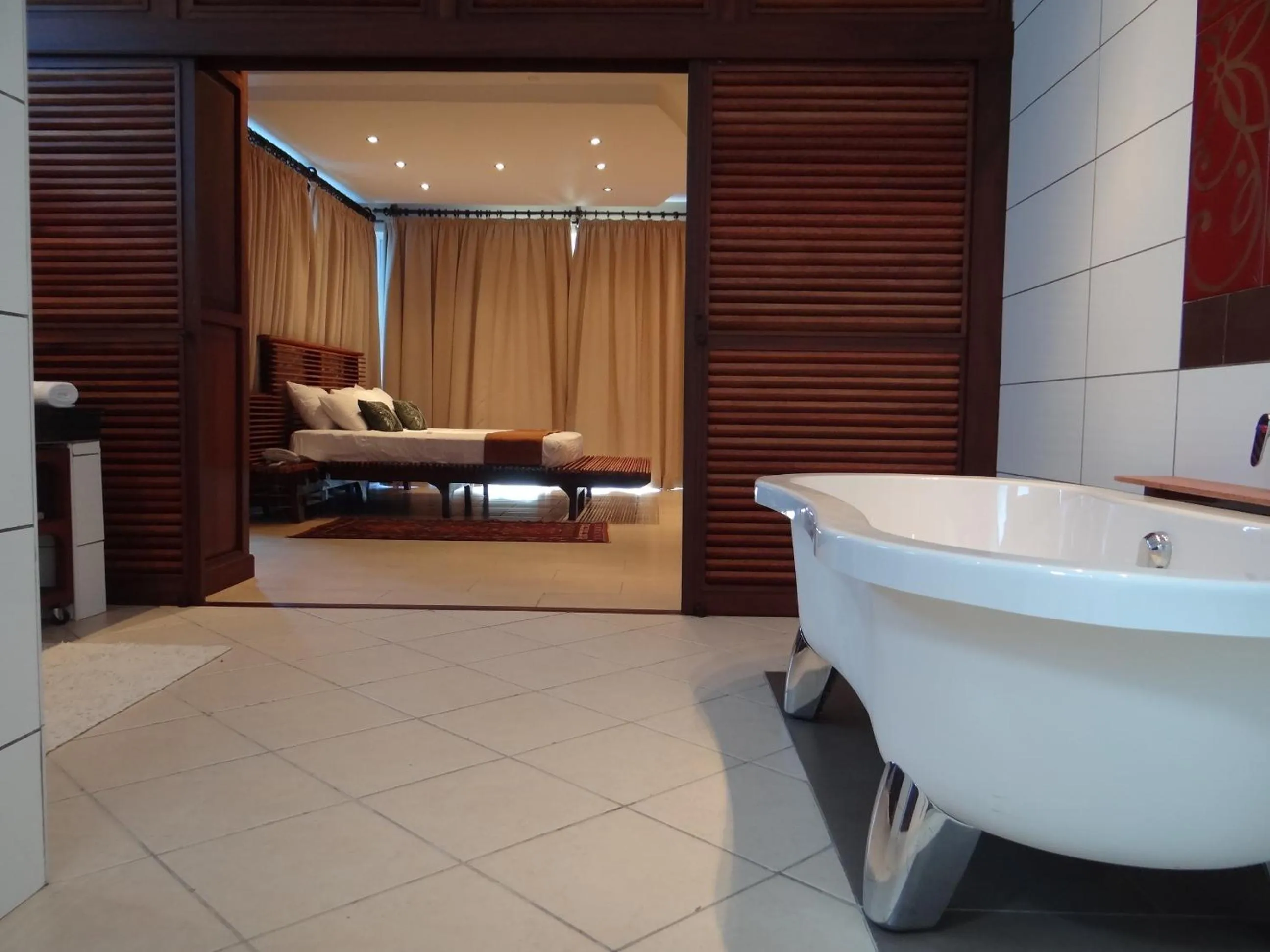 Bathroom, Bed in Cowrie Shell Beach Apartments Official