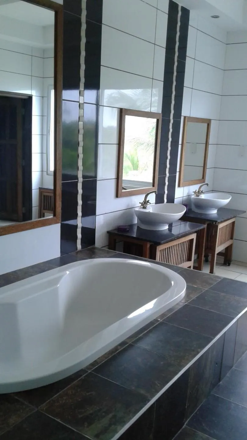 Bathroom, Bed in Cowrie Shell Beach Apartments Official