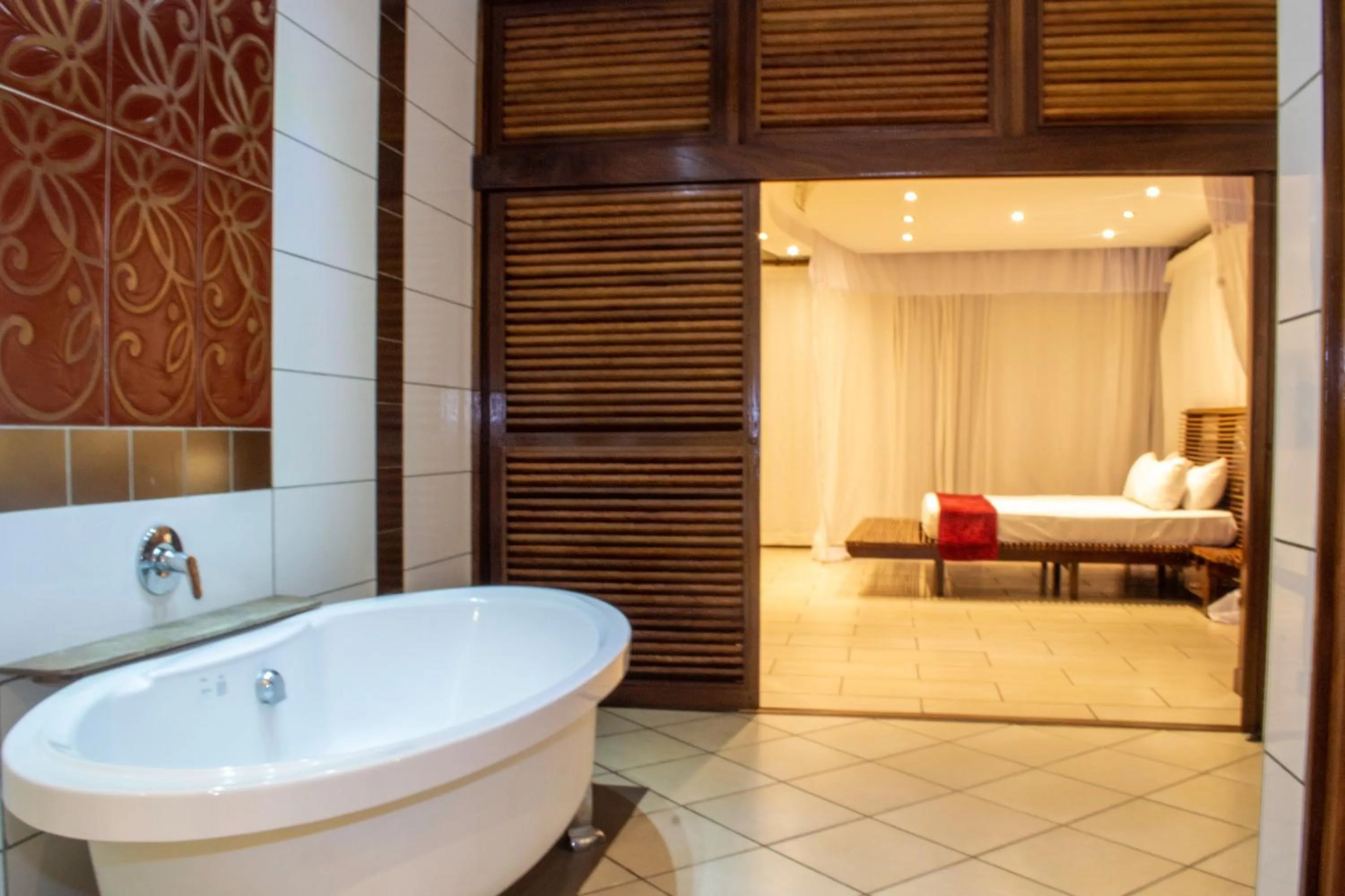 Bathroom, Bed in Cowrie Shell Beach Apartments Official