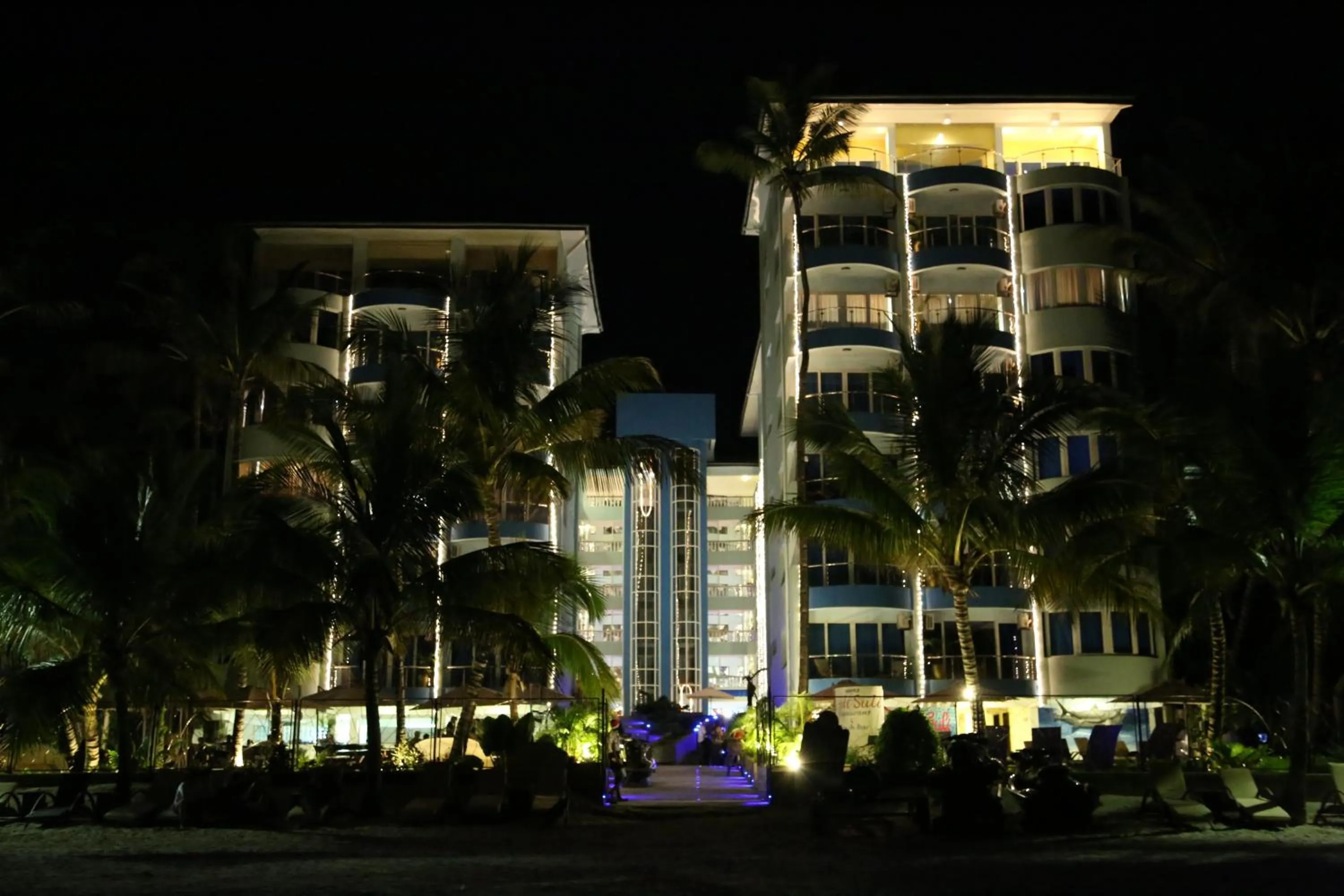 Night in Cowrie Shell Beach Apartments Official