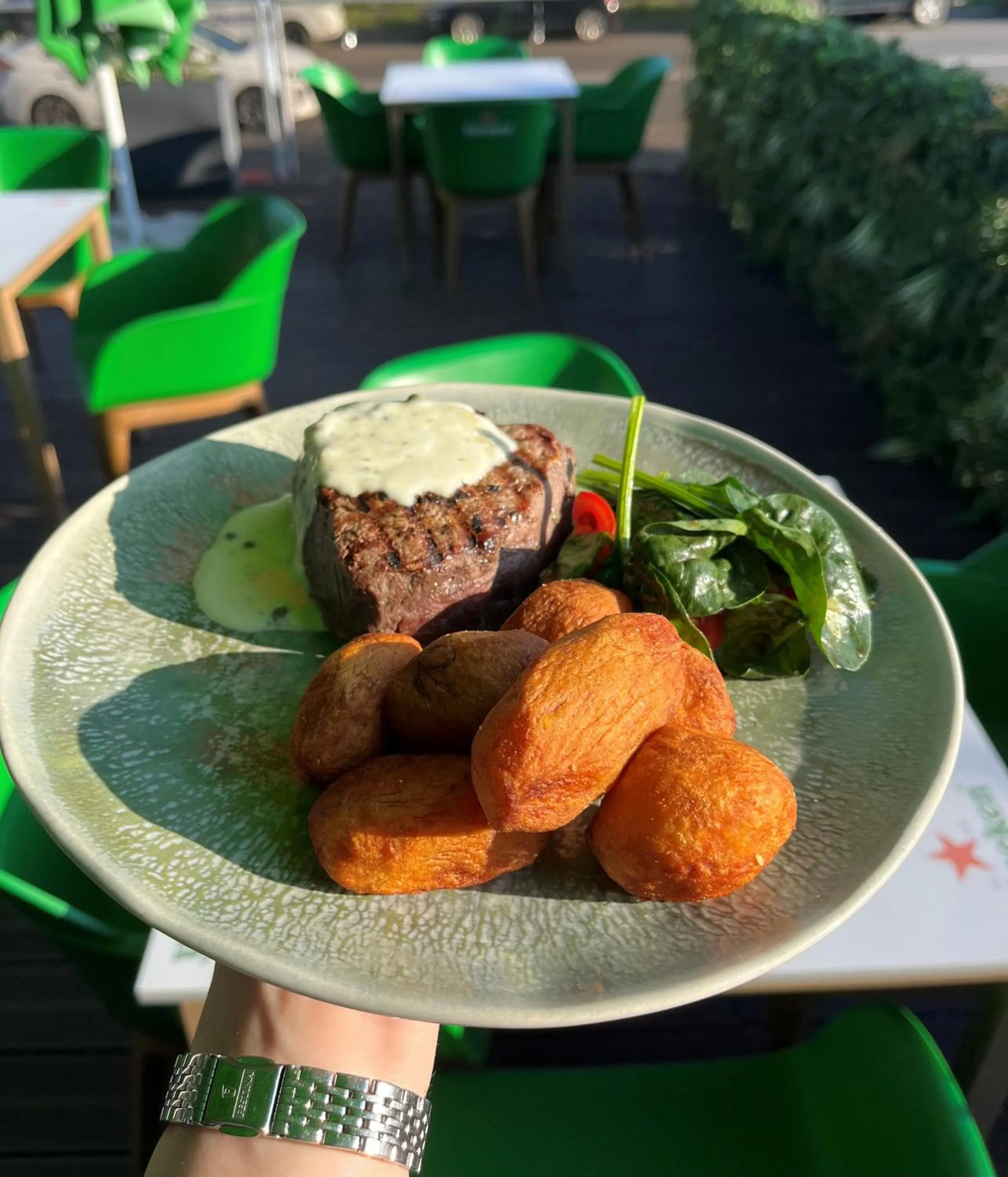 Restaurant/places to eat in Hotel River Park