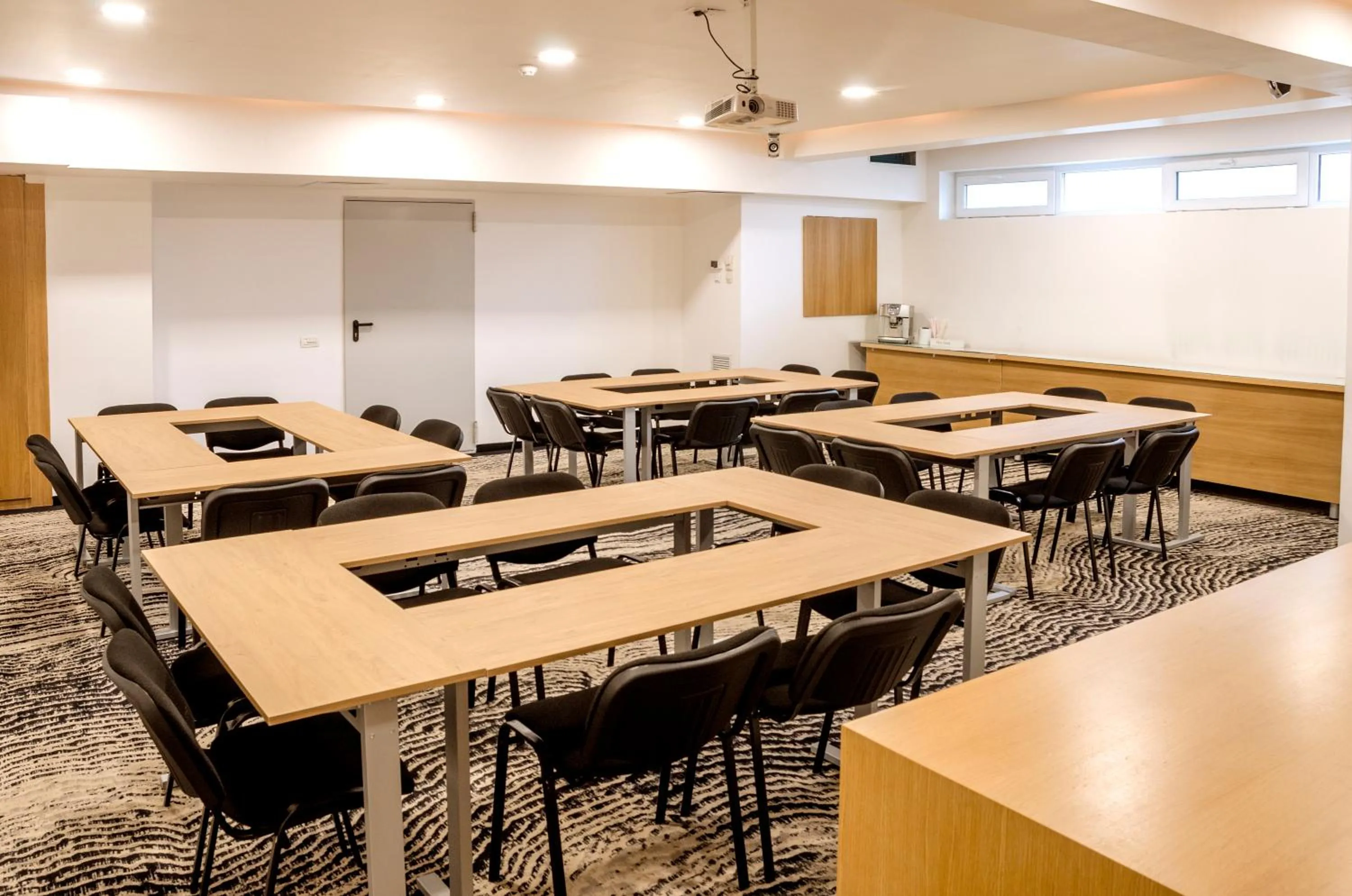 Business facilities in Hotel River Park