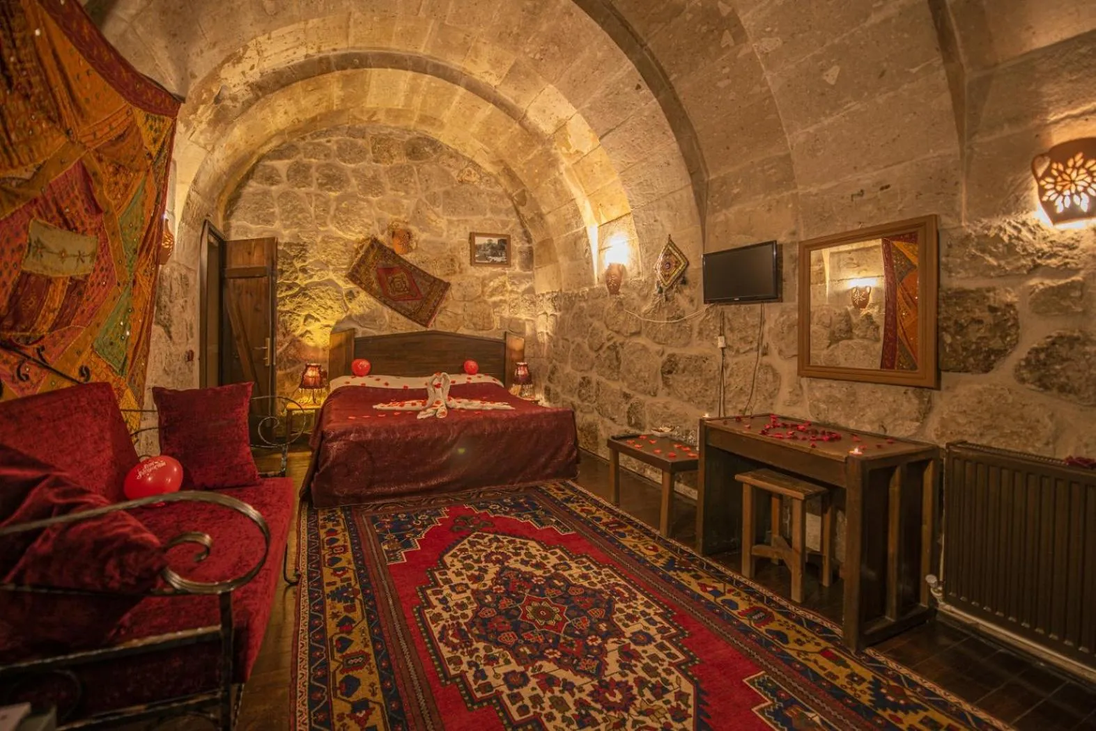 Photo of the whole room, Bed in Kapadokya Ihlara Konakları Otel Akinci Konagi