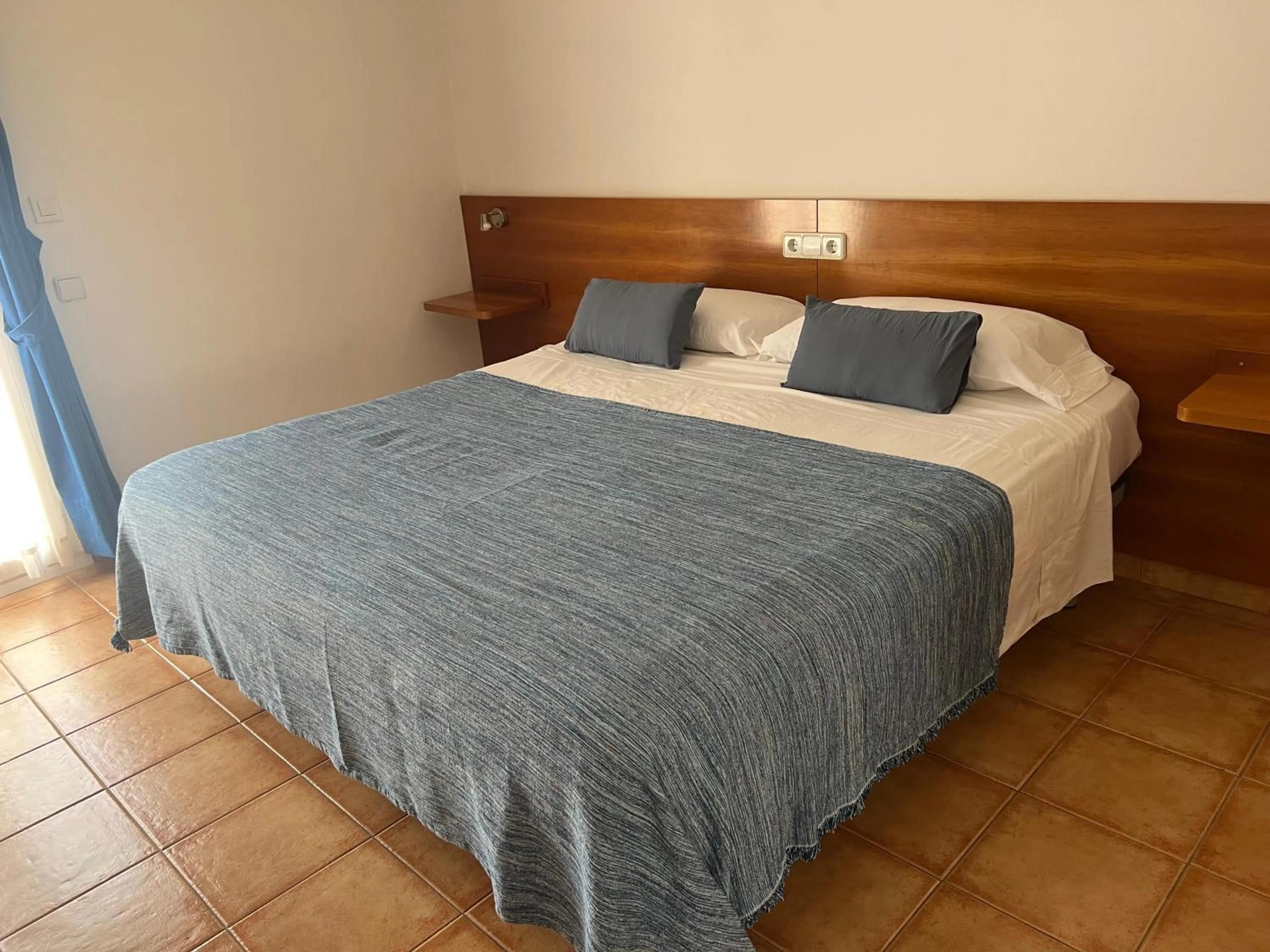 Bedroom, Bed in Vehí