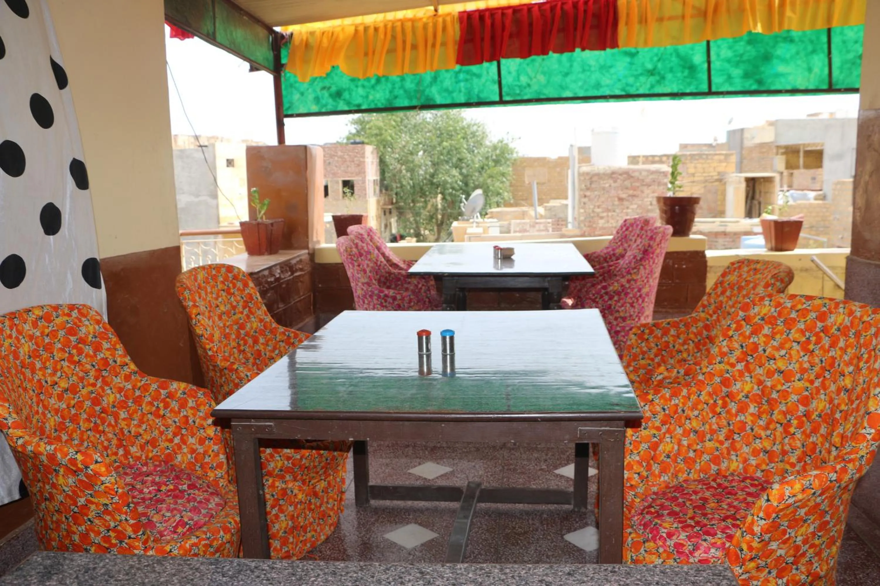 Restaurant/places to eat in Ratan Hostel
