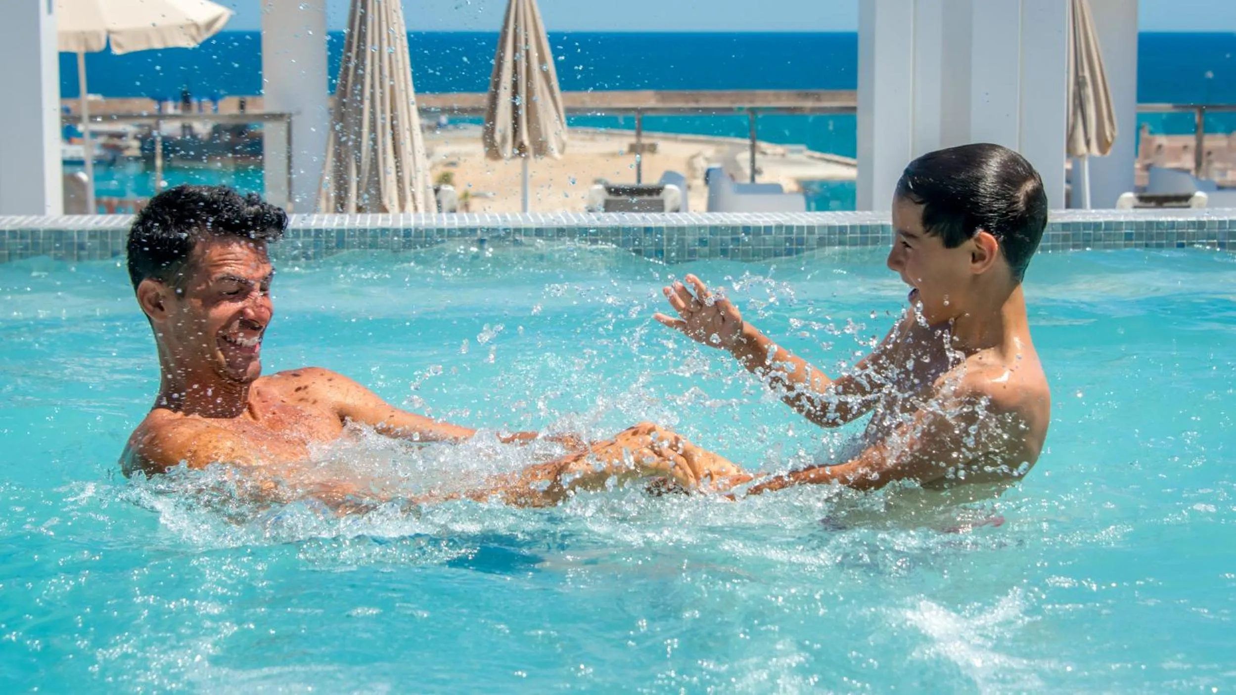 Swimming pool in Hotel RH Vinaros Playa & Spa 4* Sup