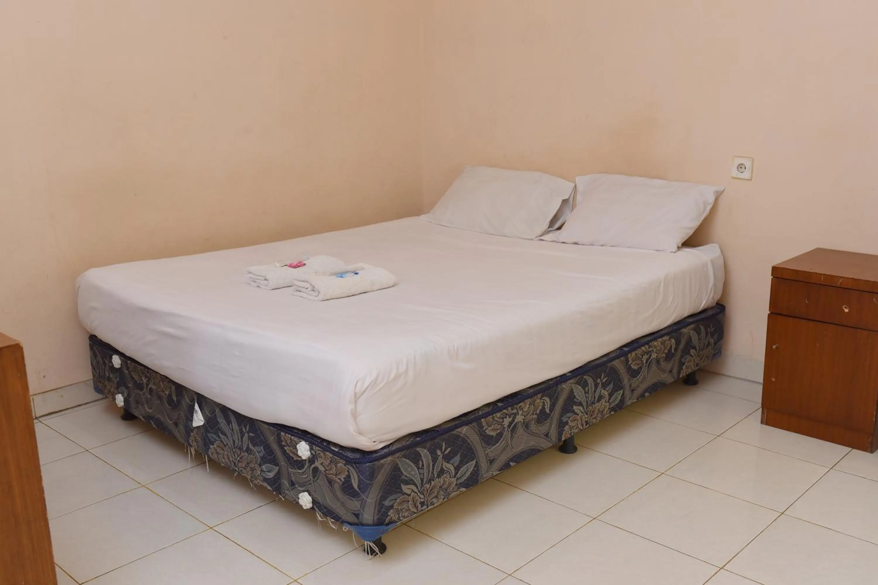 Bedroom, Bed in Al-Ghani Syariah Mitra RedDoorz