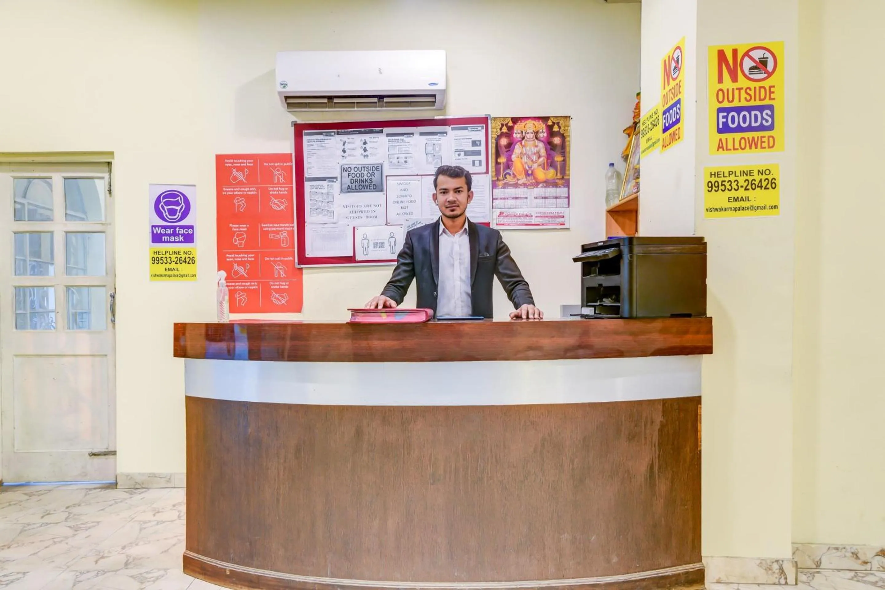 Lobby or reception in Hotel O Vishwakarma Palace