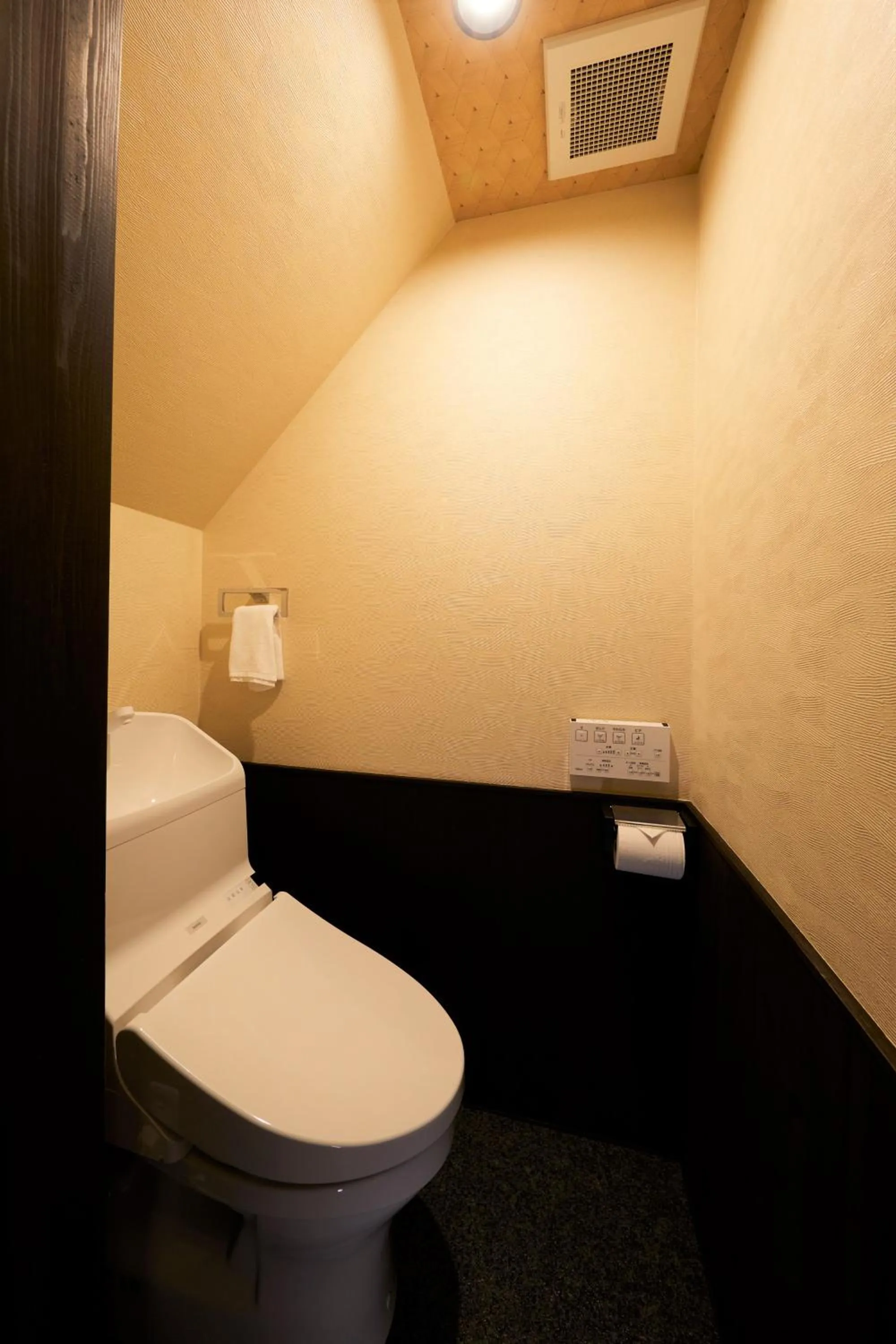 Toilet in Rinn Hanayacho Asagiri