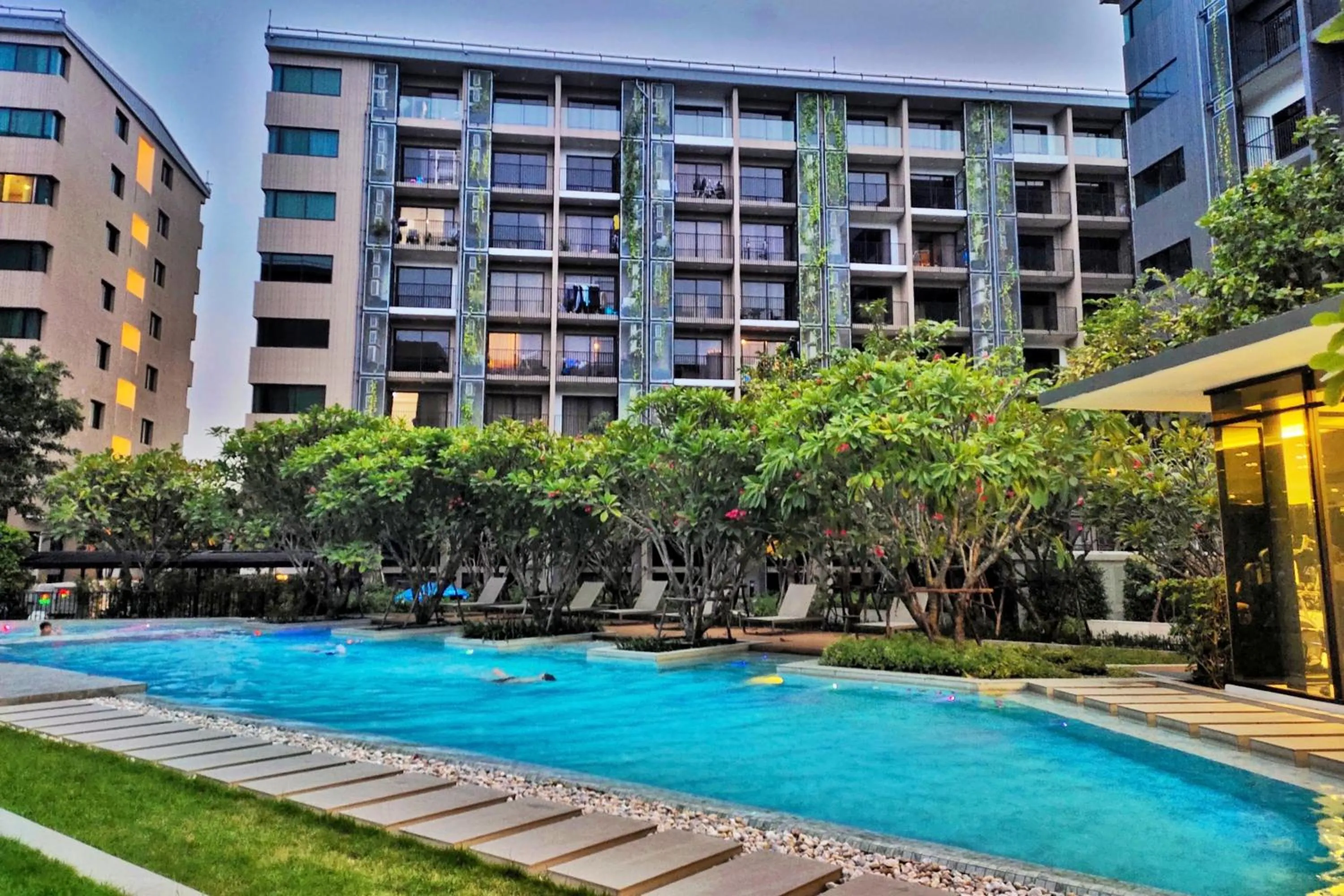 Swimming pool in Blossom Sathon Condo