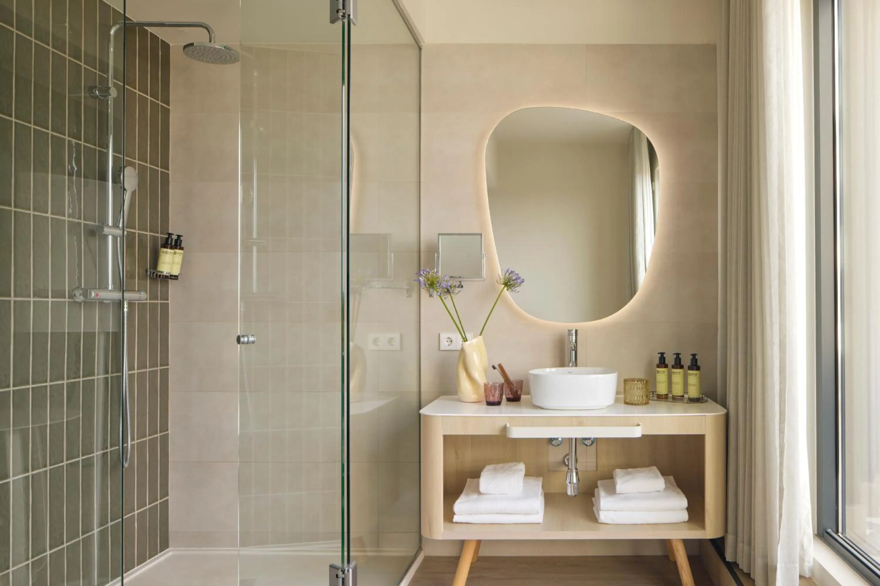 Shower in ME Sitges Terramar