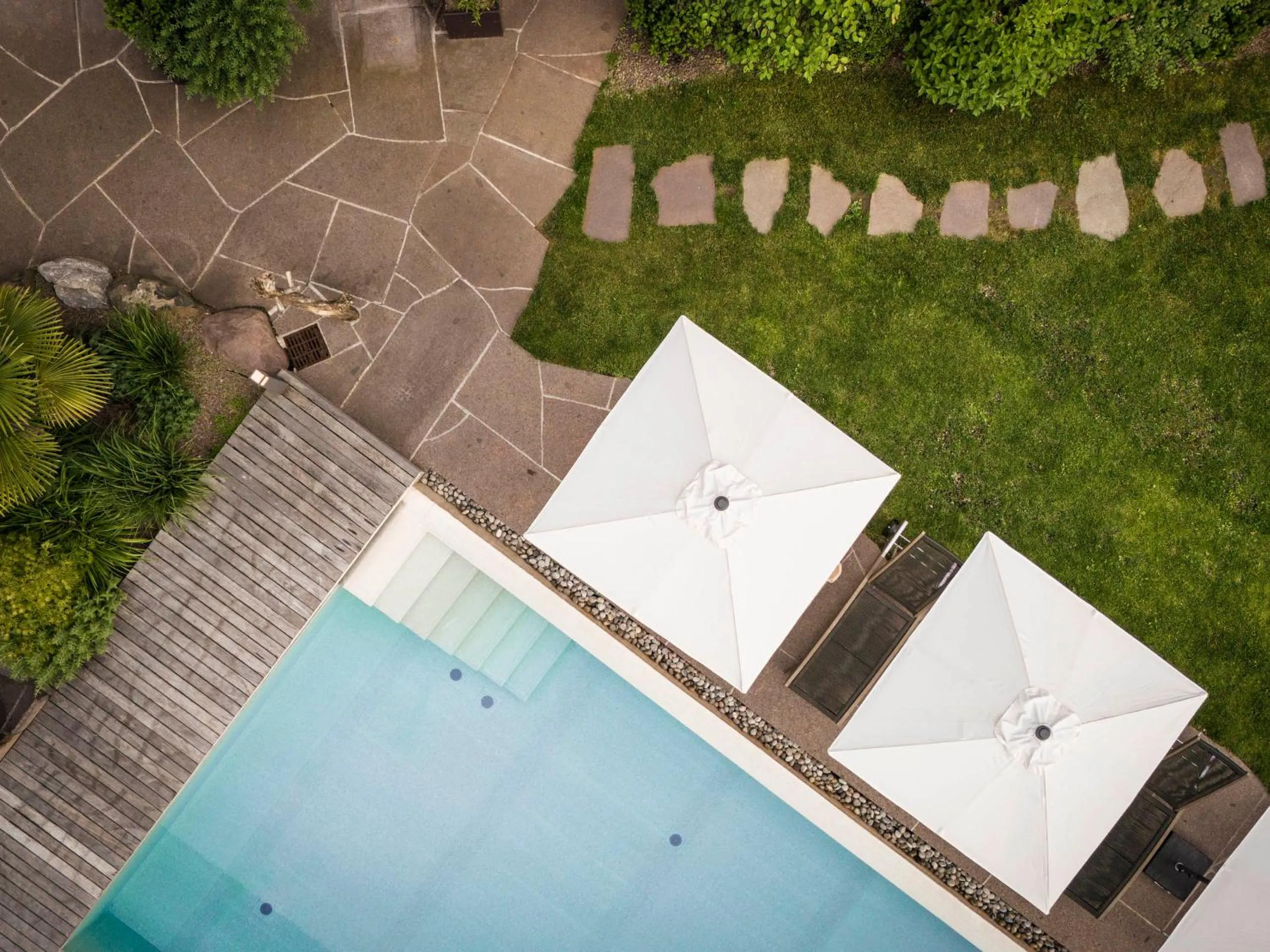 Garden in Presulis Hideaway Apartments & Restaurant